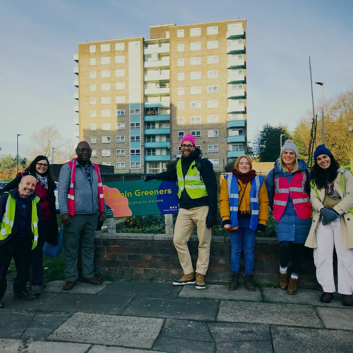 At the end of November, the folks from the Nature Neighbourhoods team stopped by Roxby Community Garden to help with a little autumnal reset🧹🍂

We spent the morning litter picking, tidying the space and restocking the vegetable library, helping the