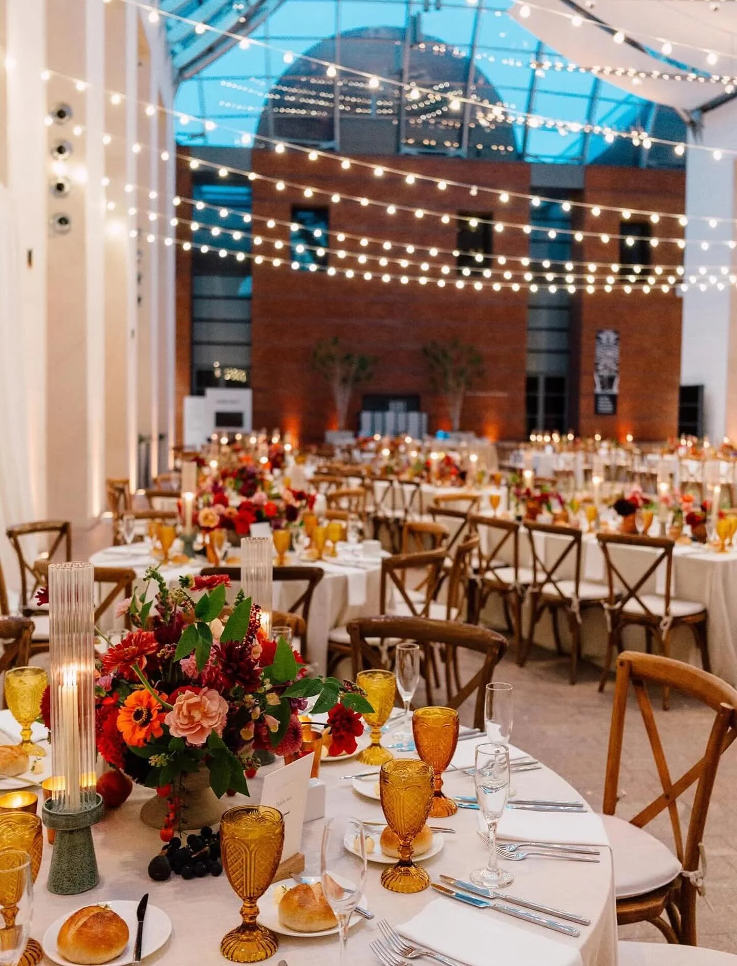 Love the charm that these bistro sting lights added to the modern atrium space at the @peabodyessex museum for S & A’s big day💕
The museum itself is such a cool blend of old & new- historic Salem charm meets modern museum design.  I e
