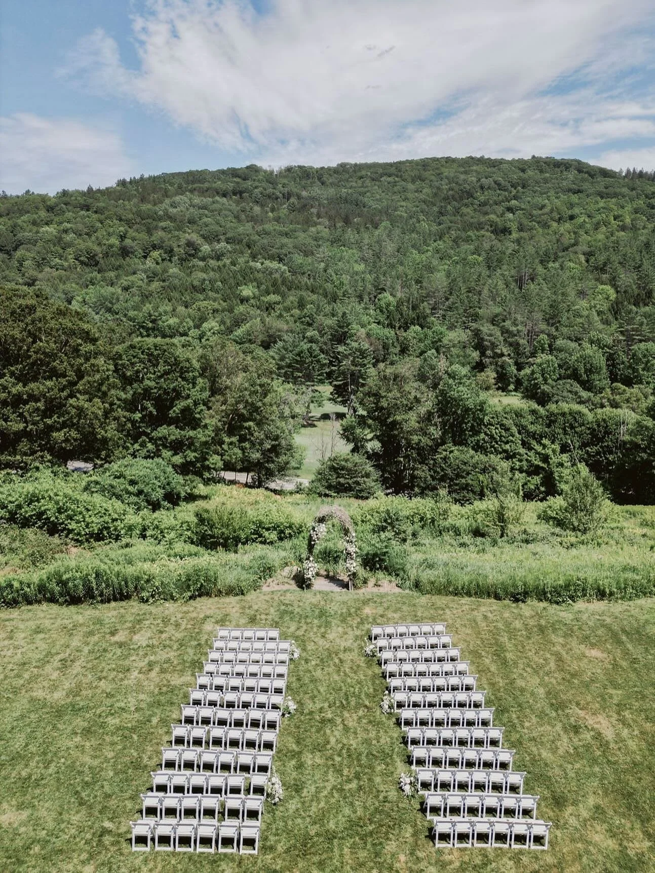 Greener days are riiiiiiight around the corner&hellip;..right??

@carlymphotography 
@apothecaflowers