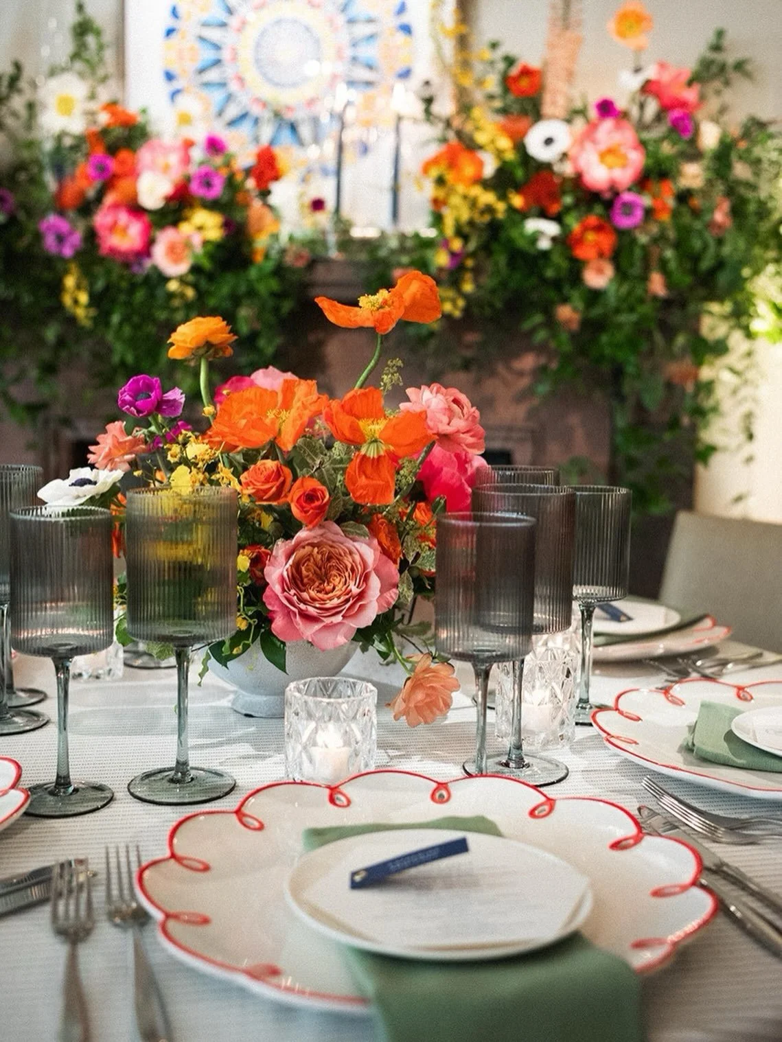 BAM!  Season of color for sure.  Loved the extra pop of coral in these chargers from @bbjlatavola to accent the gorgeous blooms from @tableandtulip and the @fetecollection stationery.  At one of my favorite venues @bistrodumidi with one of my favorit