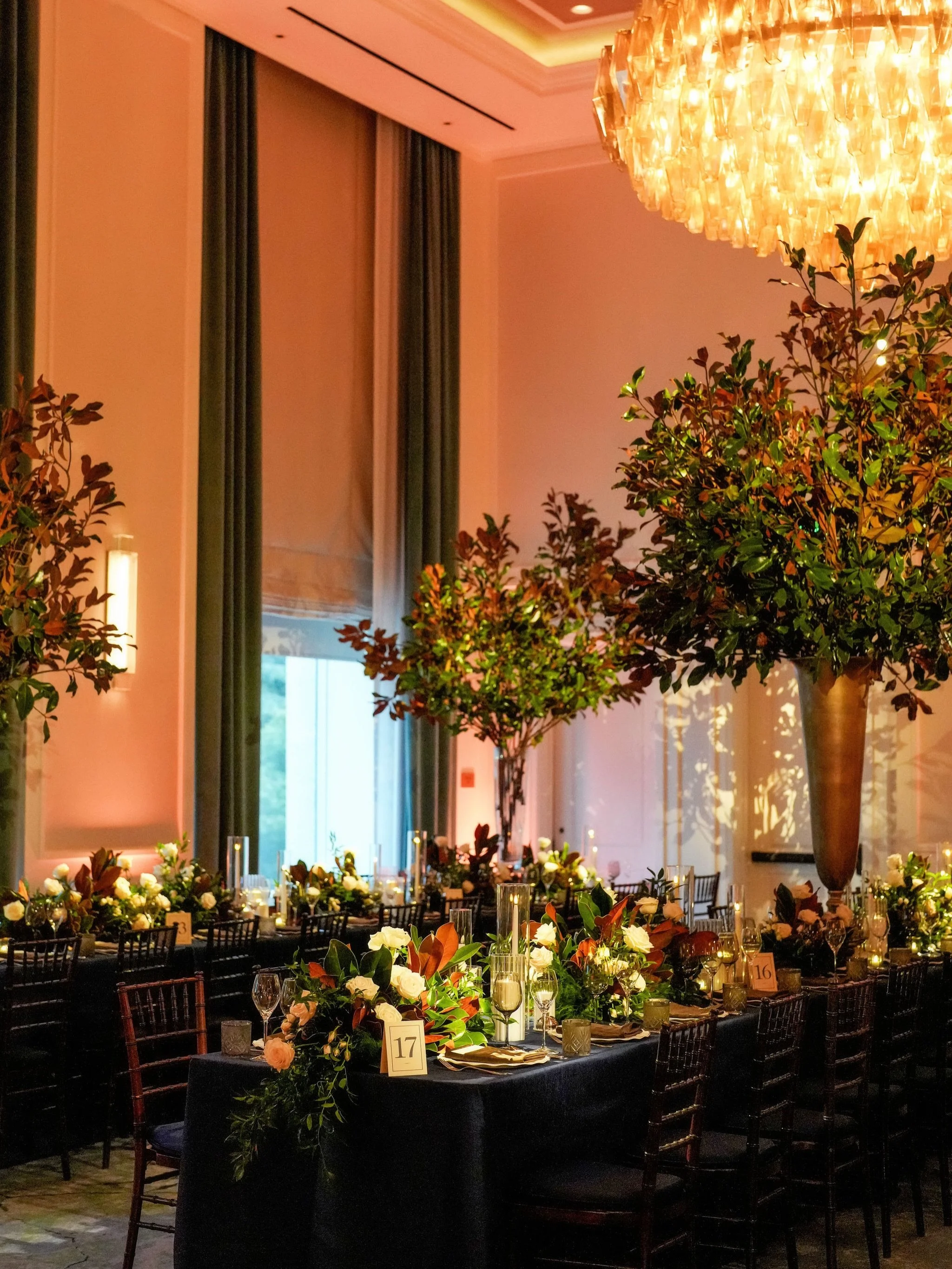 Navy &amp; chocolate brown velvet linens, Smoke glassware, and so much magnolia. Sharing some of my favorite details from David &amp; Thurston&rsquo;s big day&hellip;..masculine, sexy &amp; a little unexpected. 

Planning: @erindaviesconsultancy 
Pho