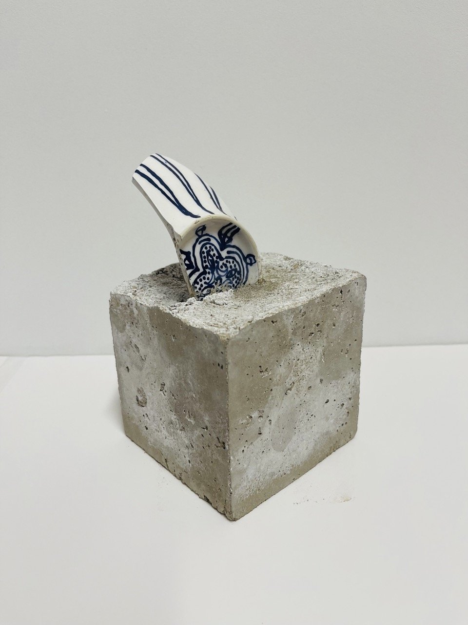 Set in stone 02’
Glazed stoneware ceramic and concrete’
15x10x10 cm
2022