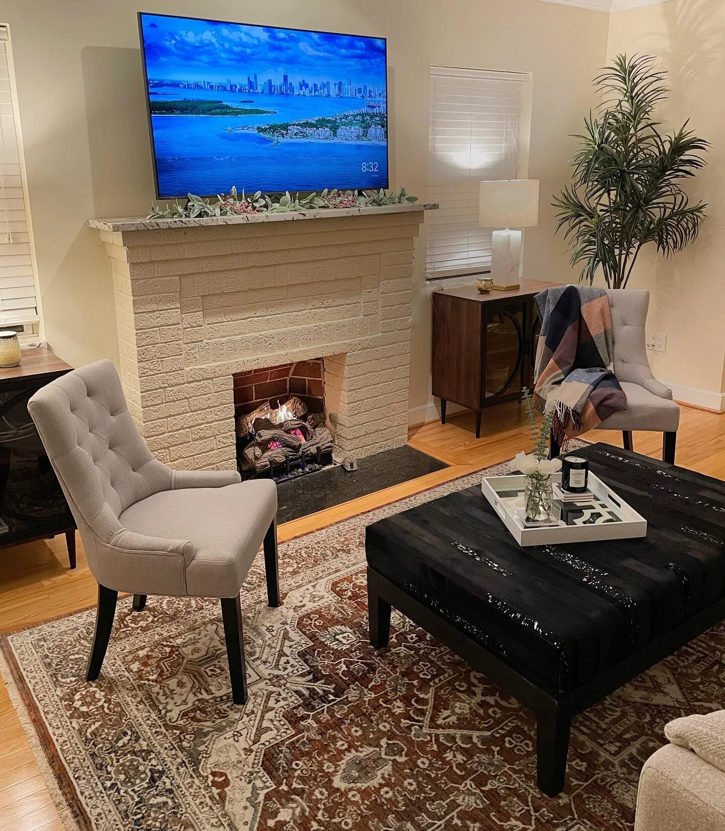 I love a cozy spot by the fireplace, especially in the winter! 😍❄️ Stay snuggly!!! 

#ephdecor #ephitup #homedecor #interiordecorating #fireplace #fireplacedecor #livingroom #cozystyle