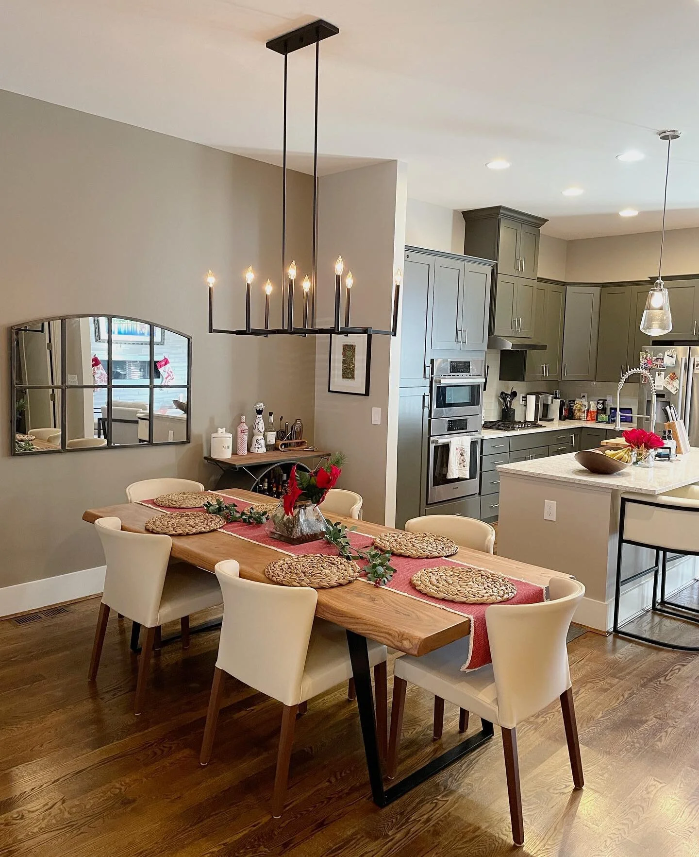 Linear pendant for the win! ✔️
&bull;
Swipe 👉🏼for before! 
&bull;
&bull;
&bull;
&bull;
&bull;
&bull;
#ephdecor #ephitup #homedecor #interiordecorating #lighting #linearpendant #linearlighting #diningroomdecor #tablescape
