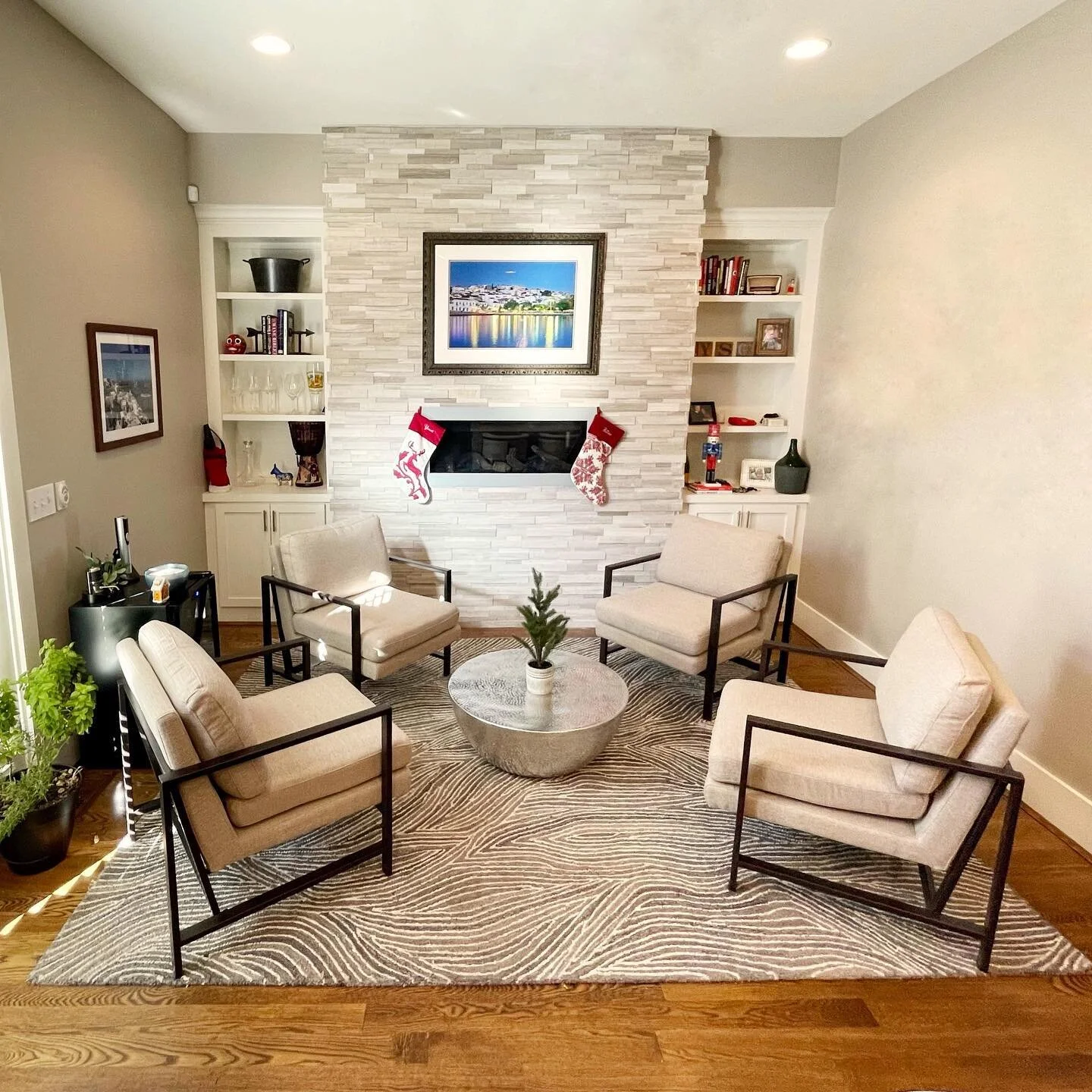 Fact of life: cocktails taste better in the ~ cocktail room ~ &hellip; especially with holiday decorations!! 🎄✨🍷 
&bull;
Swipe for before 👉🏼
&bull;
&bull;
&bull;
&bull;
&bull;
#ephdecor #ephitup #cocktailroom #homedecor #sittingroom #interiordeco