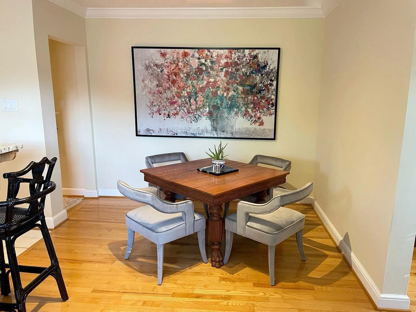 Dining room decor! I love mixing modern &amp; traditional pieces 😁
&bull;
&bull;
&bull;
&bull;
#ephdecor #ephitup #homedecor #interiordecorating #homeinspo #diningroom #diningroomdecor #cincinnatihomes #apartmenttherapy #eatinkitchen #antiquefurnitu