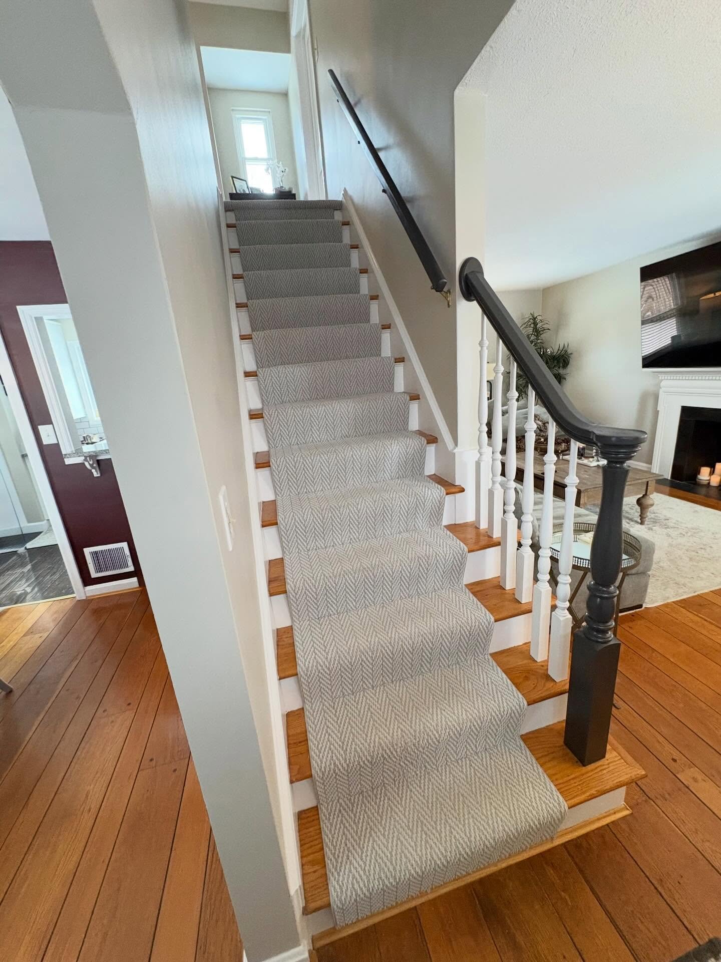 Before and after&hellip; stairs!! New stair runner + paint on the handrail &amp; spindles = a little pep in your step on every trip up and down!!! 😁

#ephitup #ephdecor #stairrunner