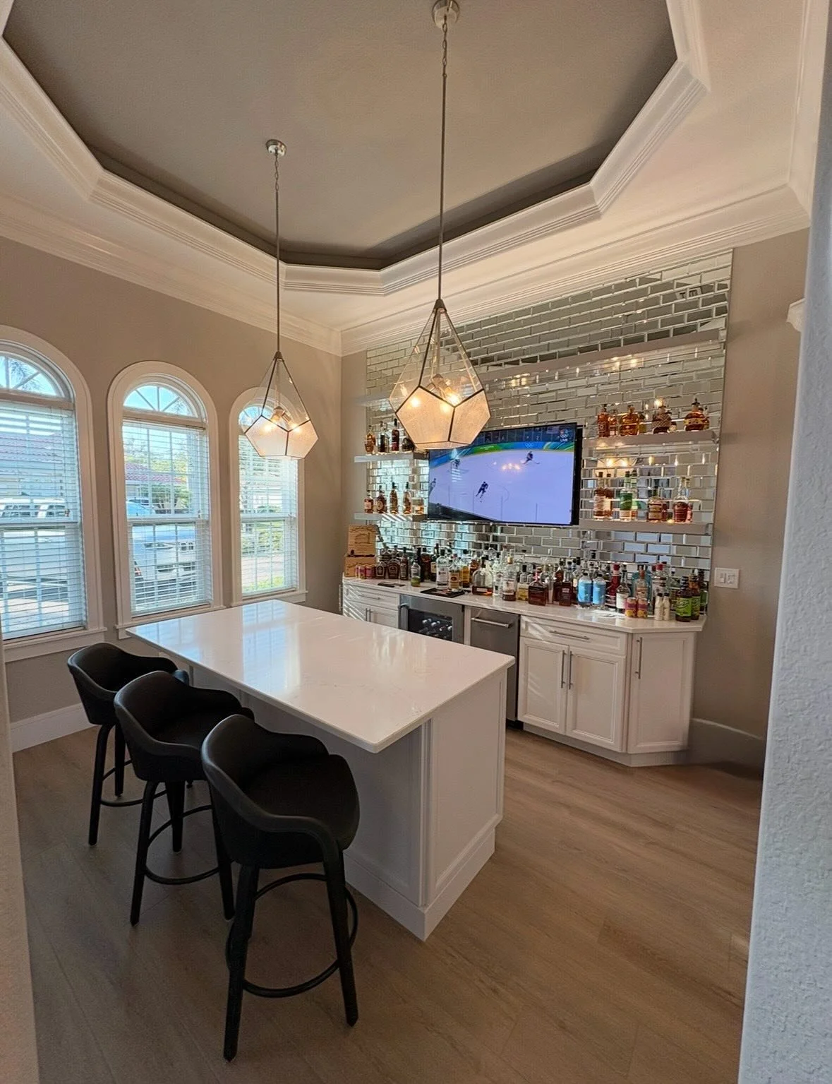 Florida house ephup!!! 🐠 My design inspiration for this project was a combination of calm, coastal serenity with some unexpected modern details! 🌴 My favorite part was converting the dining room into a bar and adding the mirrored backsplash to the 