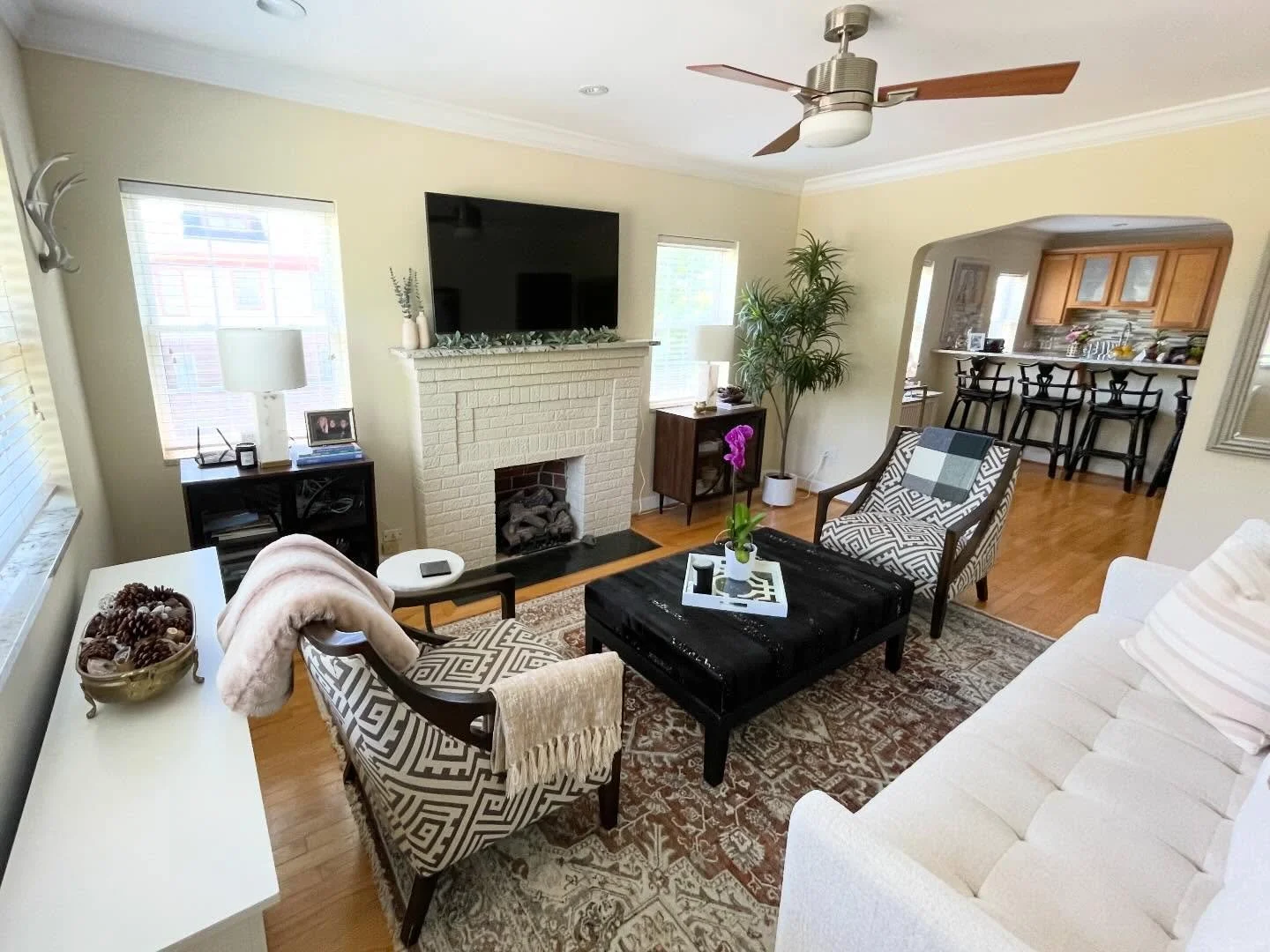 A trip down memory lane&hellip; My old apartment!! 🥹 I loved everything about it. It was so cozy and had so much sunlight! I hope whoever lives there now loves it as much as I did! 🦥🏡

#ephdecor #ephitup #cincinnatiinteriordesign