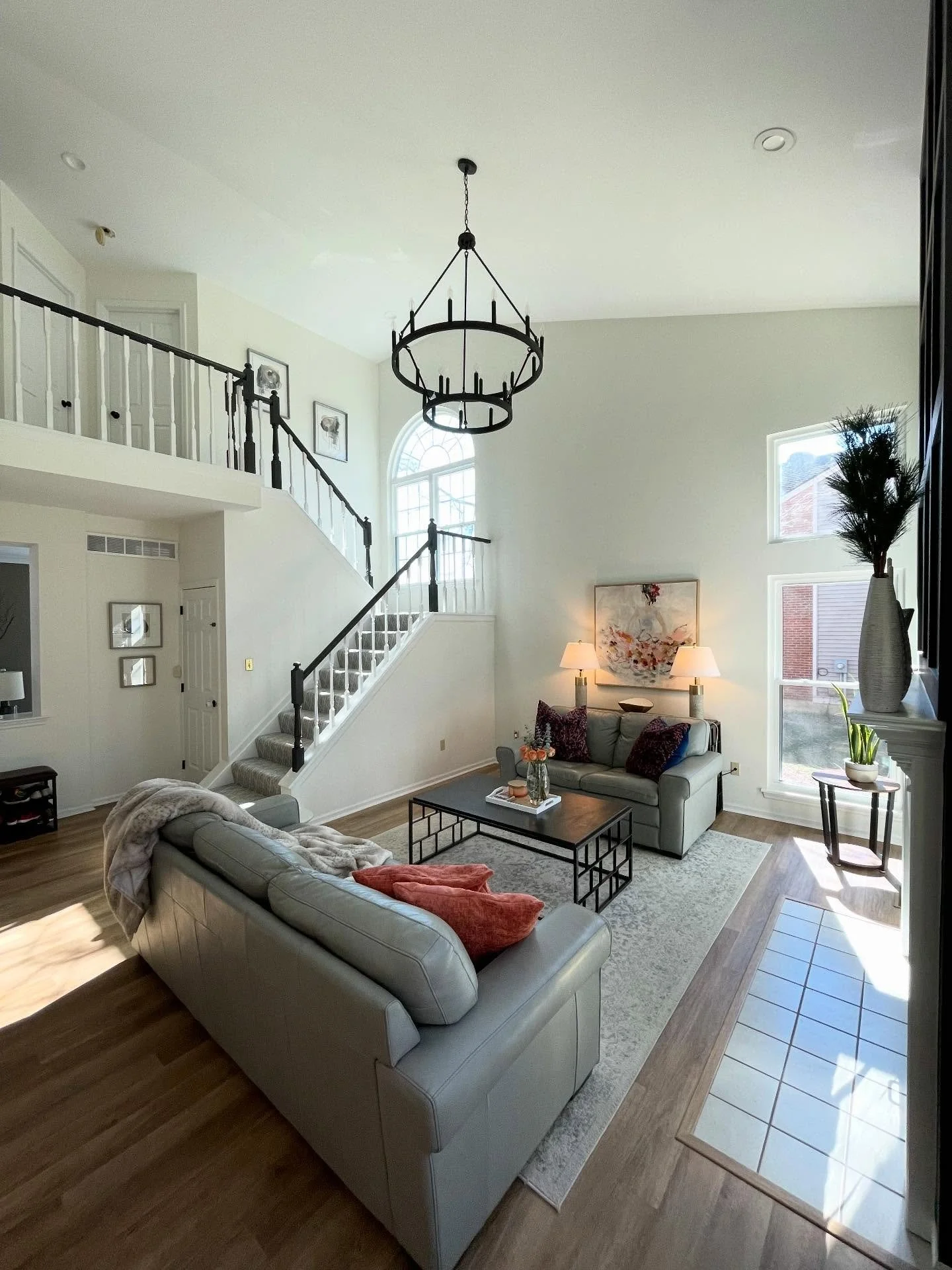 More views of the Club Curly ephup!! The before pics (aka the listing photos) are mixed in. 😆 When Megan &amp; Adam purchased this home, there was a lot of work to be done! Do you think the original owners liked the color peach&hellip;? 🍑🤣

It was