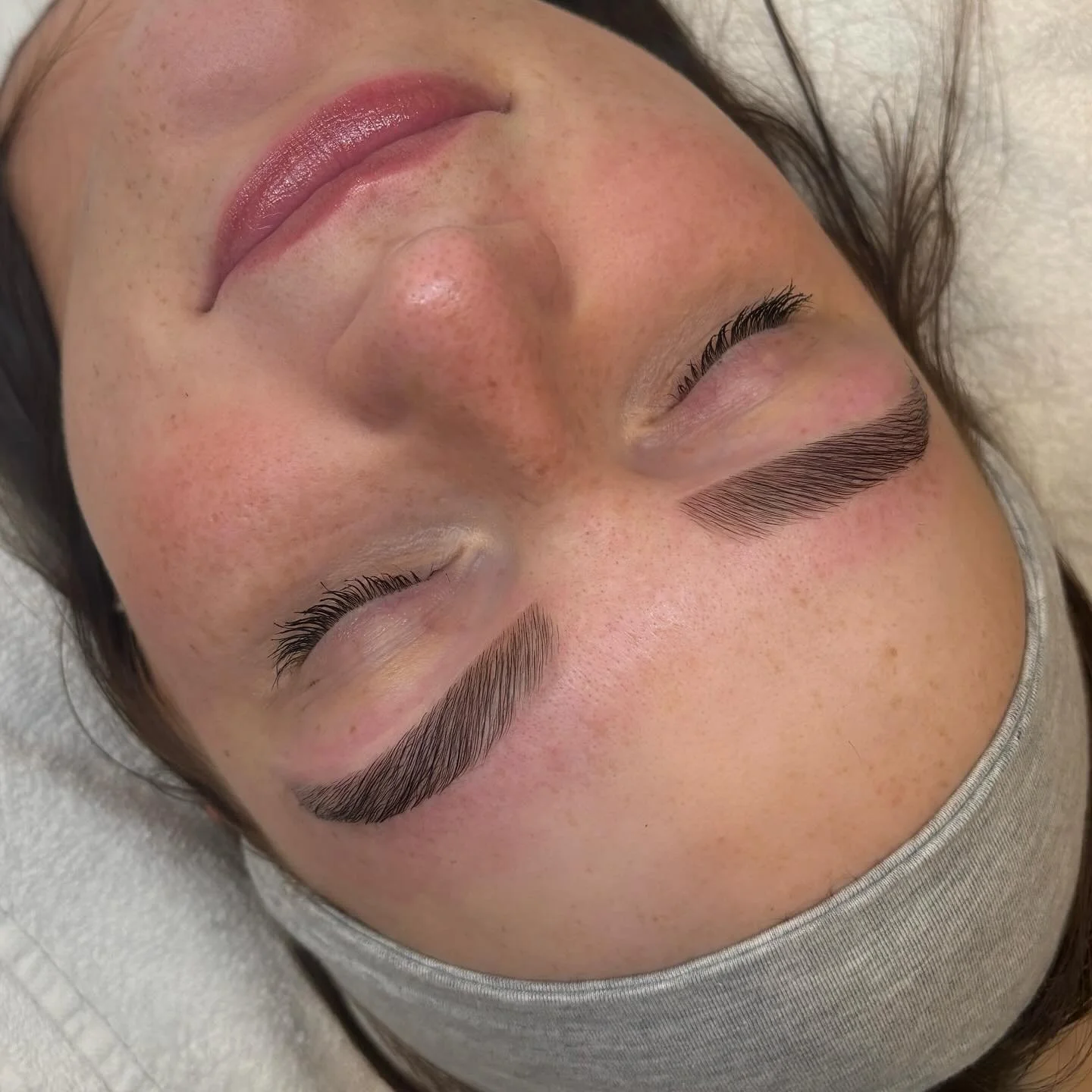 A little brow magic 👏🏻

Service: brow lamination, shape &amp; tint 

🔗 Book now through  link in bio 
📍Ancaster ON