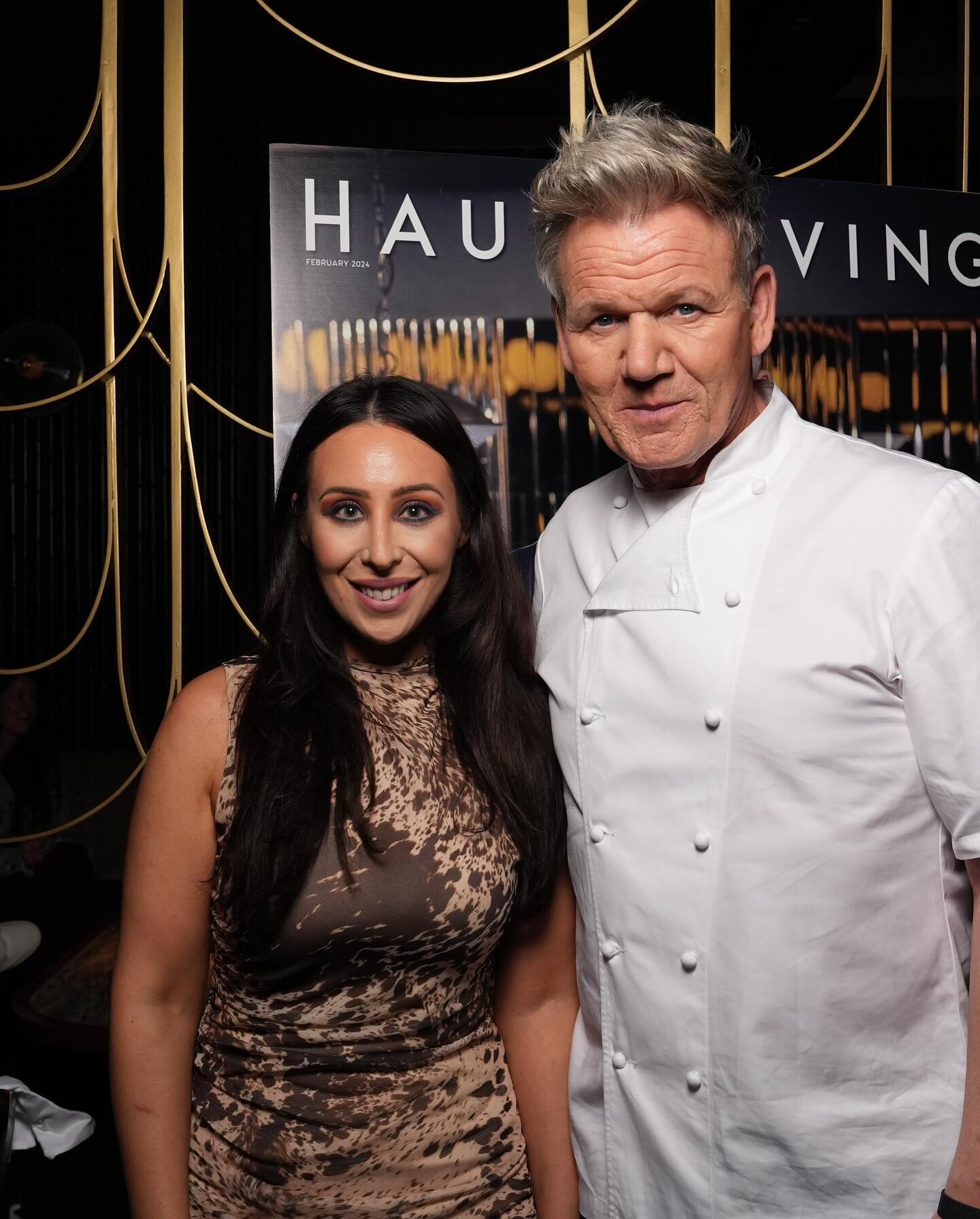 Just another Thursday in Miami with @hauteliving at @luckycatbygordonramsay presenting @gordongram with a painting called &ldquo;The Chef is on Fire&rdquo;🔥 by @thejohnathanschultz - made with yellow &amp; rose gold Leaf. 

Never a dull day at @priv