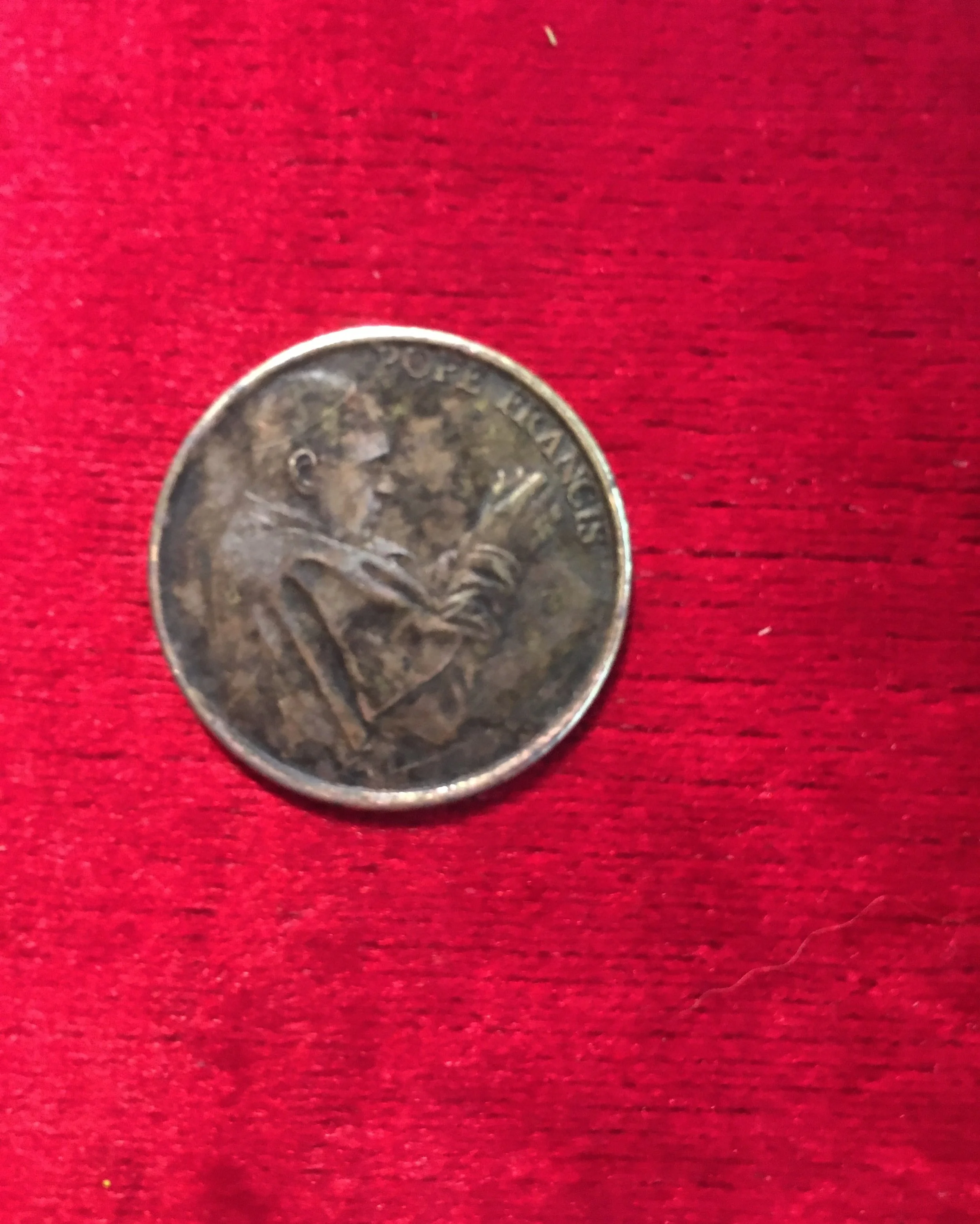En el 2024 est&aacute; moneda apareci&oacute; en mi casa. En la iglesia de st&rsquo;s mary tuvimos un encuentro 
Francisco yo le dije &ldquo; se t&uacute; el Cristo compa&ntilde;ero&rdquo; porque no 👎puedo ser Yo. Es el colmo yo no ten&iacute;a paz 