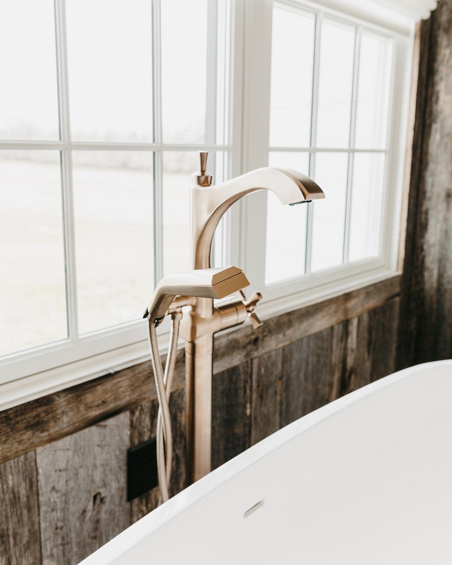 Bath Details 🤩
.
.
.
.
.
#bathdetails #interiordesign #interiordesigner #interiorstyling #lexingtonkydesigner #motherdaughterdesign #interiors #bathdesign #bathroomdesign