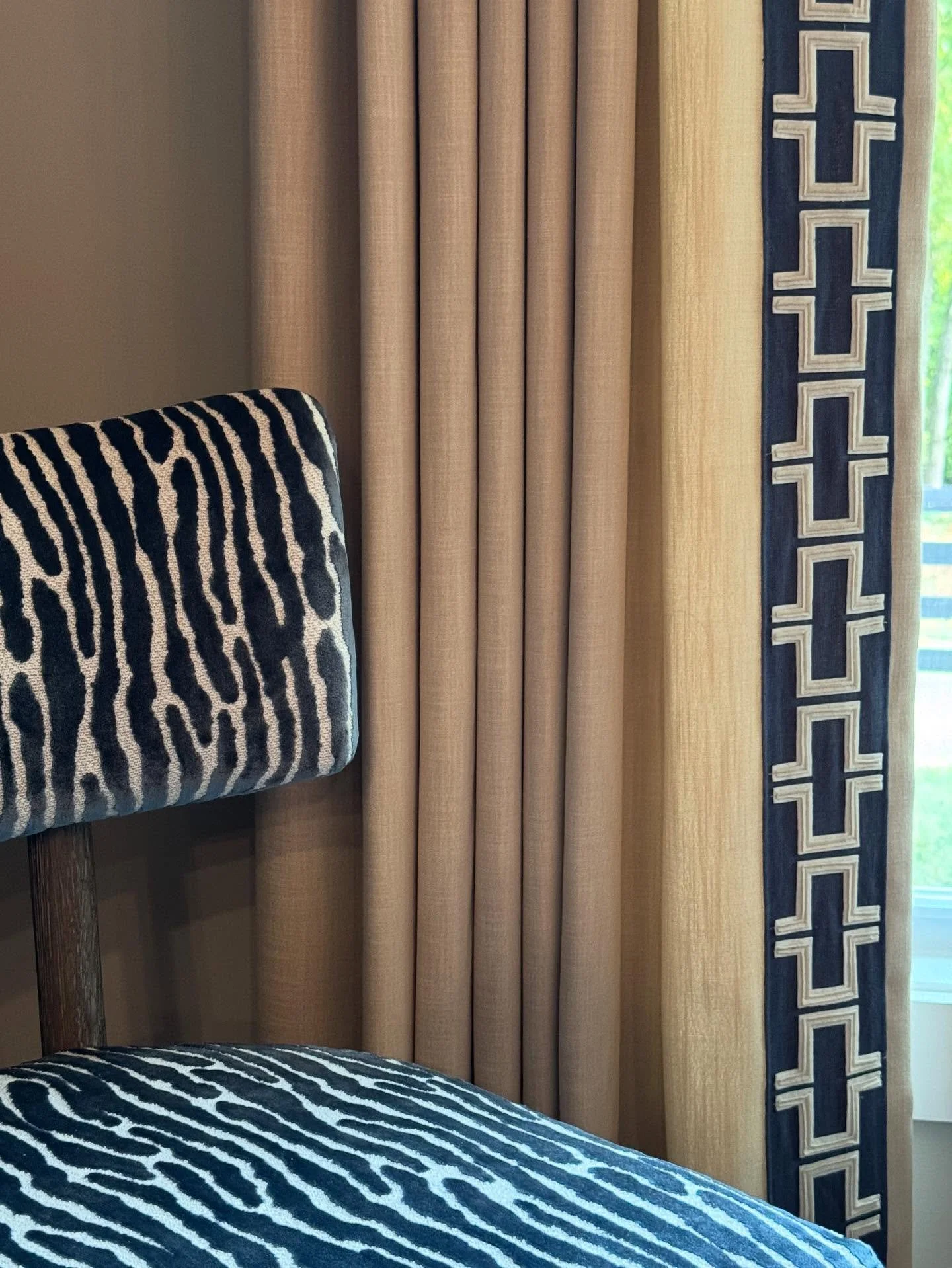 The dining chairs for this install finally came in! This install is officially finished! 💙🦓