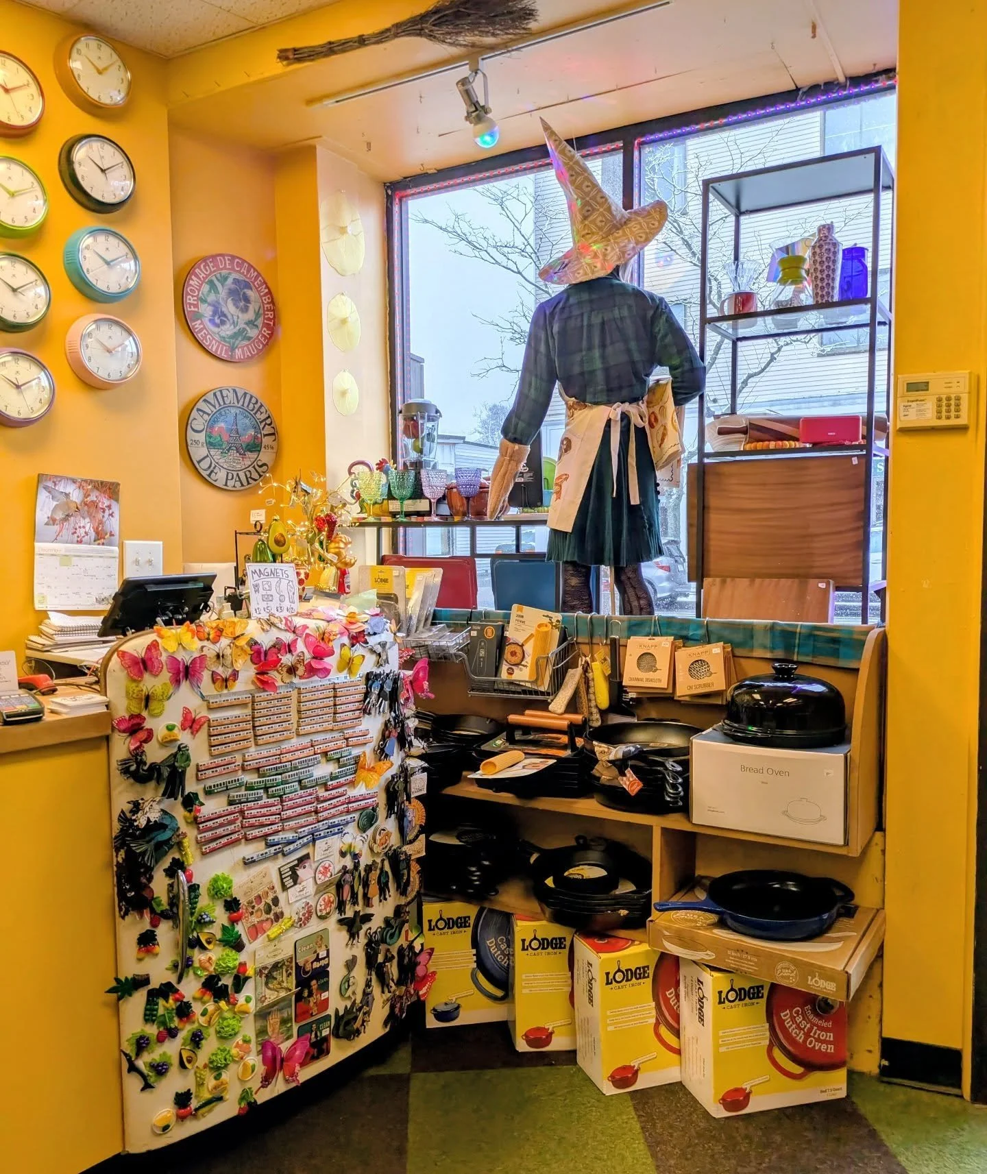 SNOW! Step into the winter wonderland and wander down Centre &amp; South St and see all the twinkling lights of local small businesses! 

Kitchenwitch is open 11-6 today! 

Xoxo