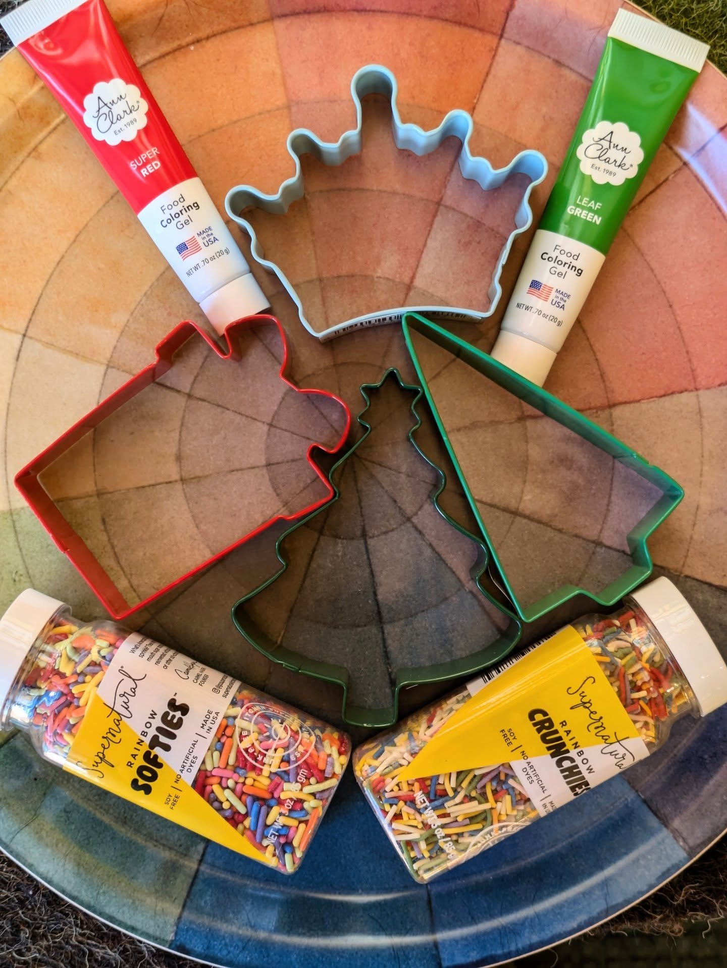 Gift shopping is all well and good, don't get us wrong, but we're a kitchen store, and it's the holidays. That means baking. Whatever you're whipping up in that oven or on the range we've got you covered. Deep frying donuts? Decorating cookies? Bakin