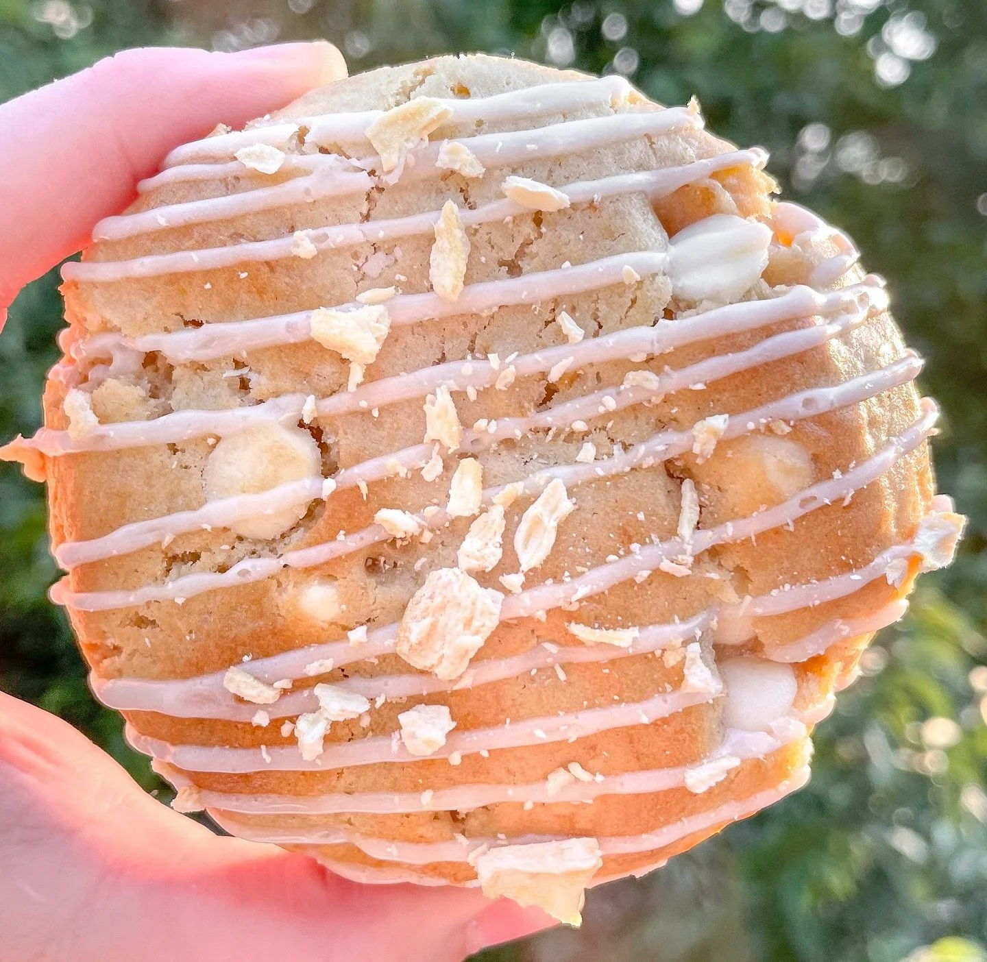 AUGUST FLAVOR ALERT!! On a hot day by the pool, what&rsquo;s the perfect drink? A pi&ntilde;a colada!! Now you can have it in cookie form! ☀️

This coconut pineapple cookie is stuffed with a coconut cream and topped off with even more pineapple bits.