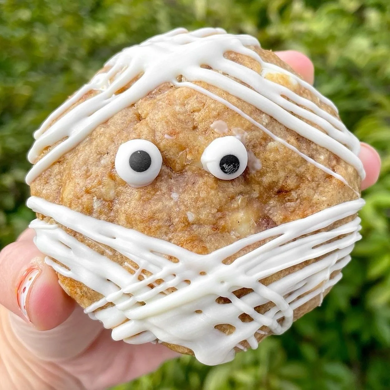 October is right around the corner and we have this cutie cookie coming at you!! ππͺπ 
Monster Mash is an oatmeal cream pie inspired cookie that has notes of cinnamon, molasses, chewy oatmeal, white chocolate, and the best part of all - a marshmal
