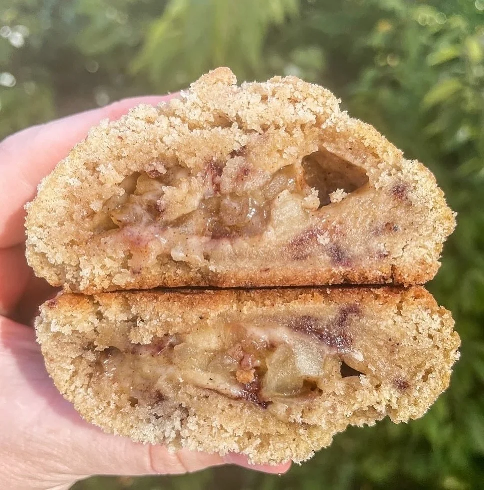 Which would you rather have on your Thanksgiving table this year…regular old apple pie or this APPLE PIE COOKIE?! I know which one I’m choosing π
This brown sugar base is loaded with rich cinnamon chips, stuffed with a decadent apple c