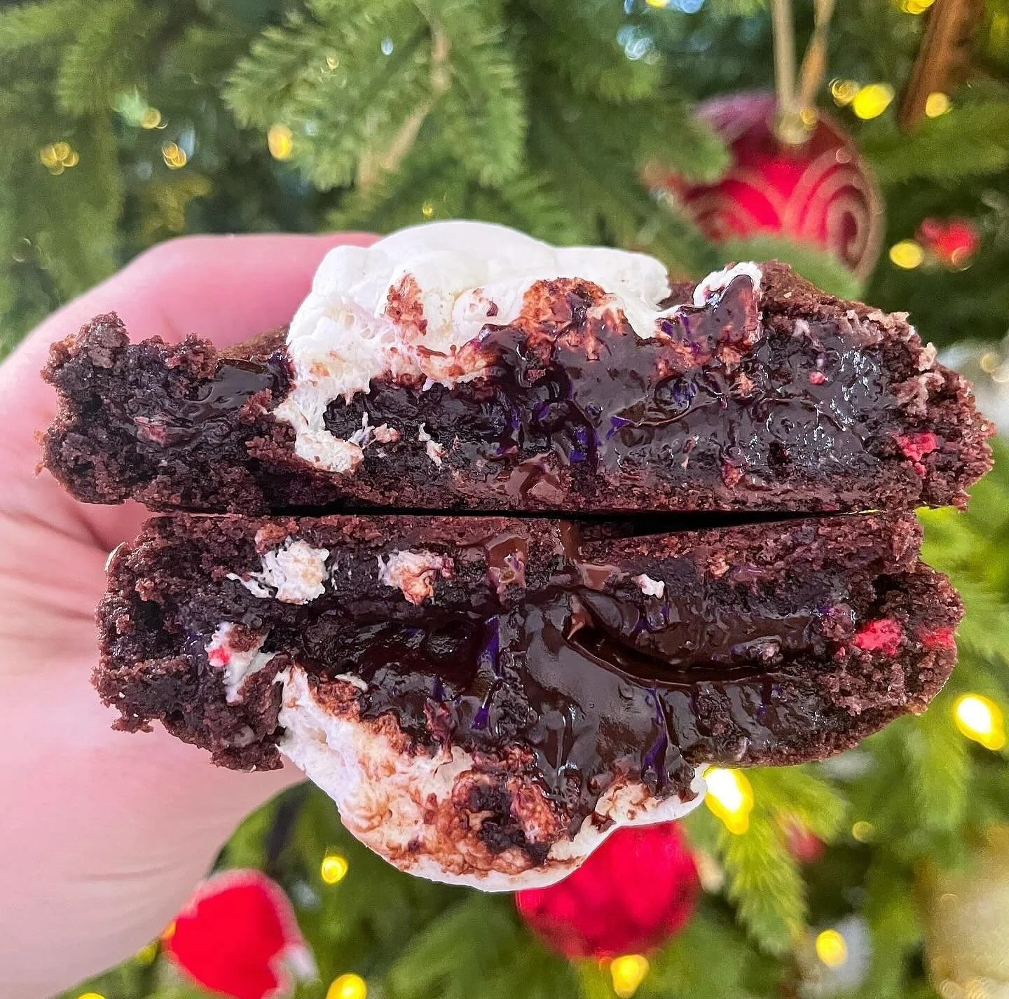 December orders will open THIS SUNDAY at 8pm and we&rsquo;re SO EXCITED! 🎄🍪

The holiday season is my absolute favorite time of the year for the decorations, music, food, presents, time with family, aaaand our cookie flavors! ❄️☃️

This Peppermint 