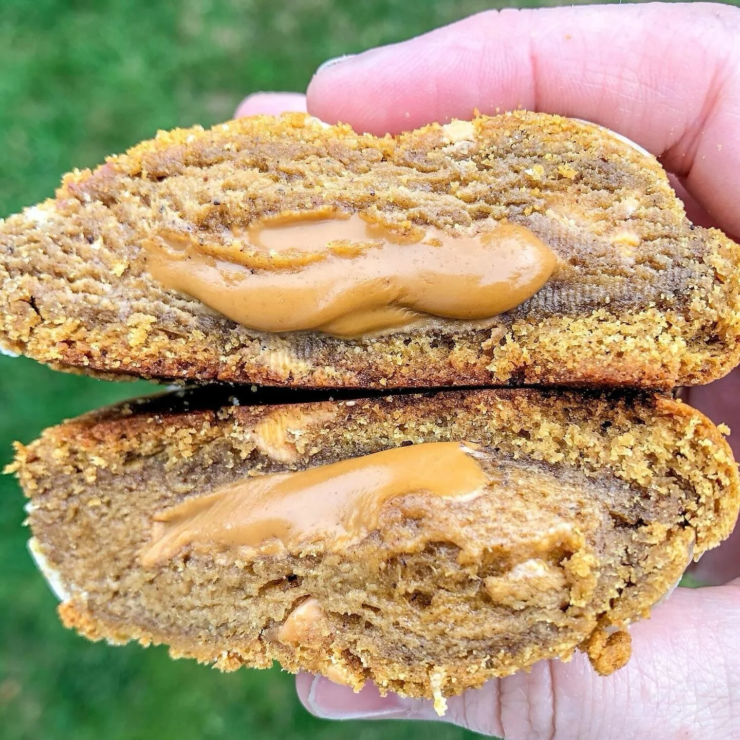 🚨Our December orders will open TOMORROW (Sunday) at 8PM, so set your alarms! 🚨

One of our holiday flavors will be this delicious Gingerbread Cookie Butter cookie! This gingerbread base is loaded with butterscotch chips, molasses, and warm spices. 
