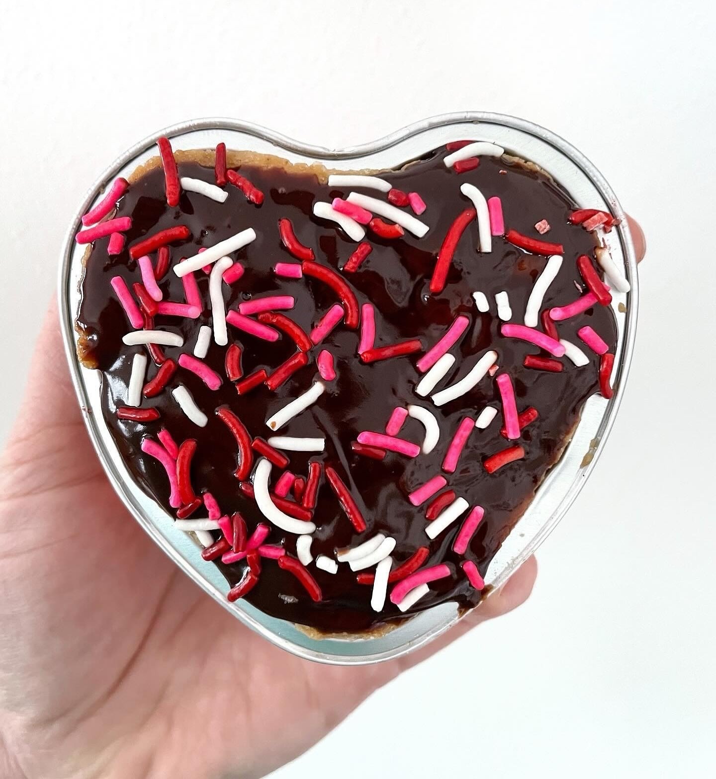 February orders are now open! These mini heart chocolate chip cookies cakes are on the menu for all of your Valentine&rsquo;s, Galentine&rsquo;s, or just everyday dessert needs! 💕🍪 
.
.
.
.
 #loudouncounty #cookiesofinstagram #leesburgva #dcfoodie 