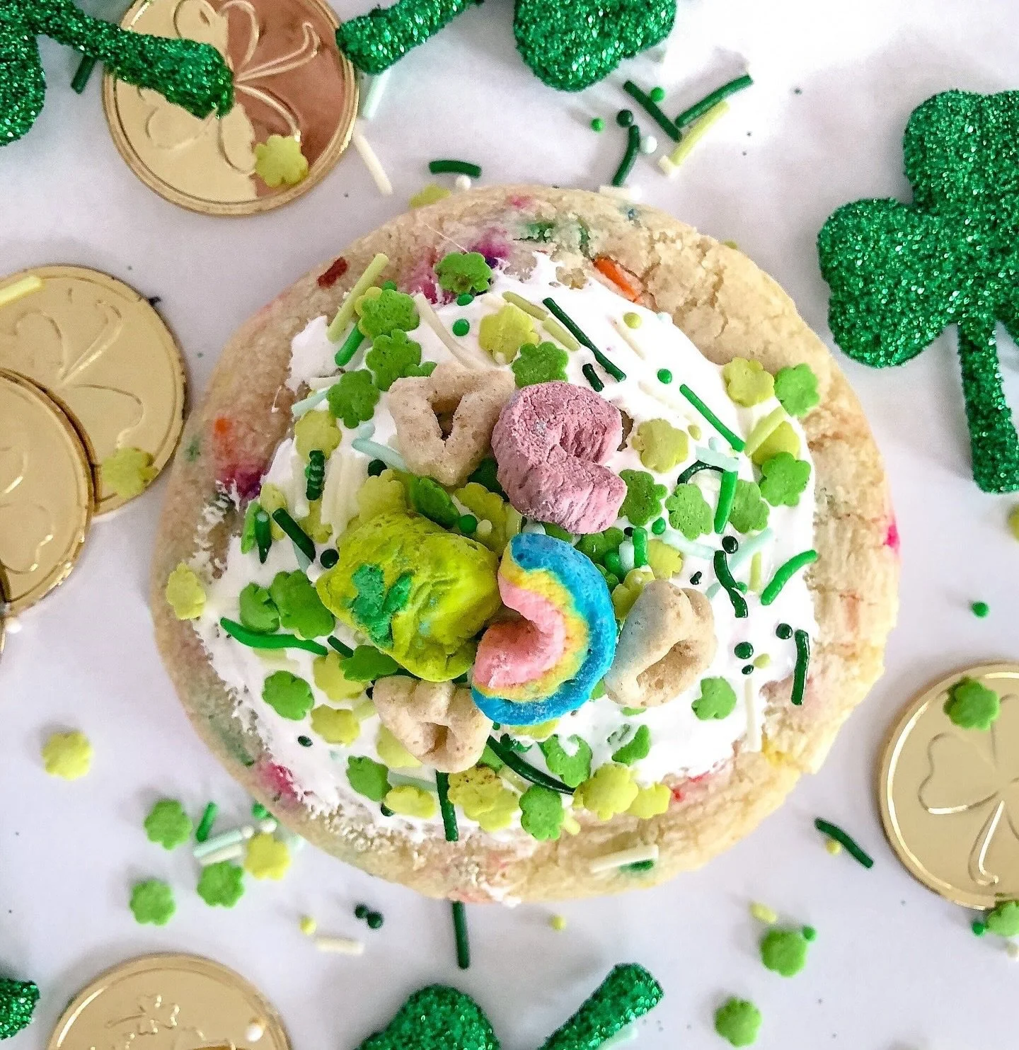 ☘️🍪 March orders open this Sunday (2/22) at 8pm!

One of a leprechaun&rsquo;s favorite treats is our Crumbs and Clovers cookie! ☘️🍪 This classic sugar cookie is topped with marshmallow fluff, festive sprinkles, and a certain &ldquo;magically delici