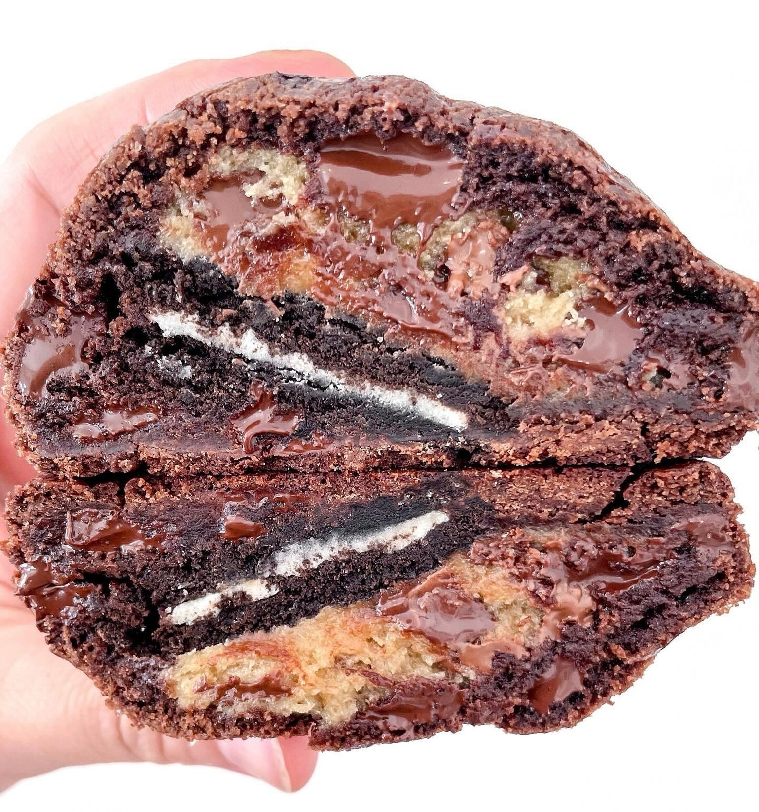It&rsquo;s already almost August and it&rsquo;s time to think about it all of the sweet treats waiting for you after a long hot summer!! ☀️☀️☀️

This is our Choco-chip Brown-eo and it&rsquo;s a chewy, chocolate brownie cookie, stuffed with both choco
