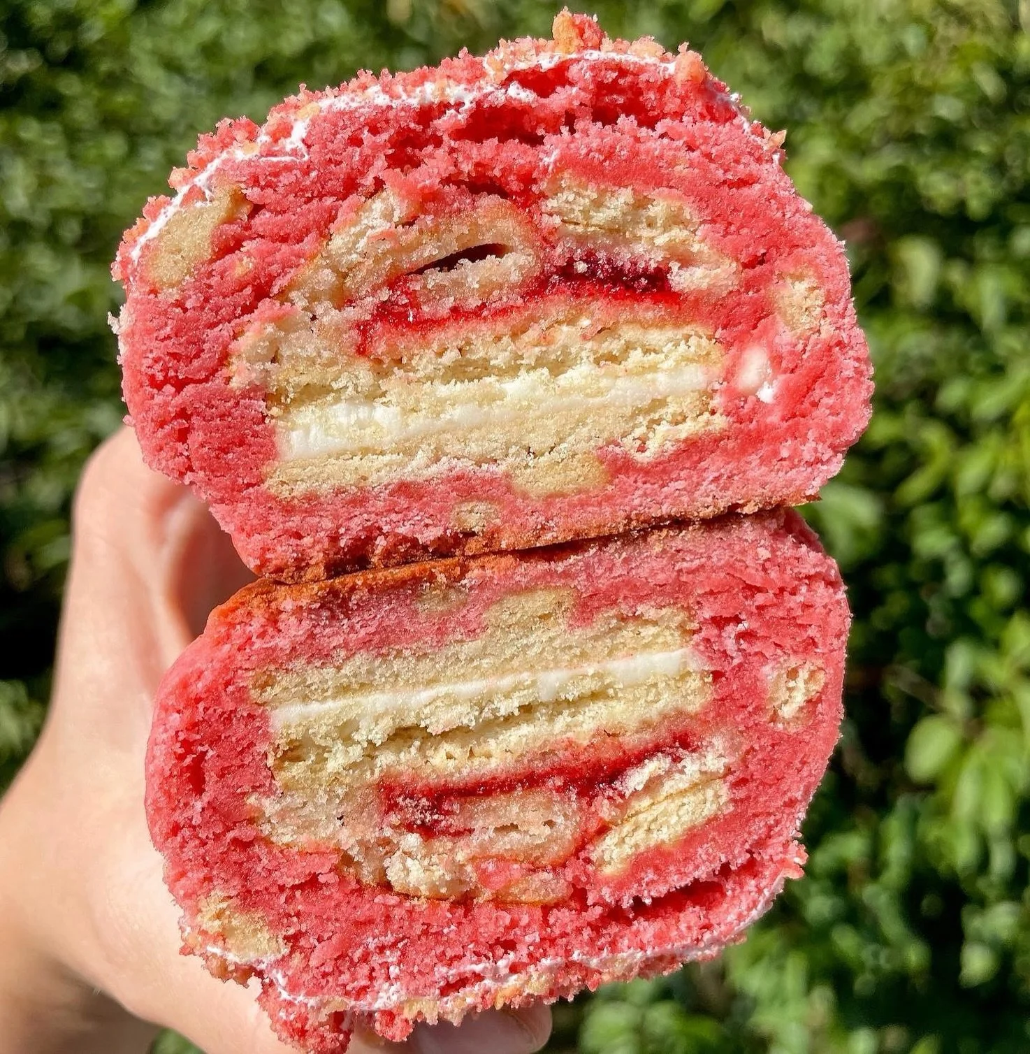 Oh hey, shorty! 🍓🍰This Strawberry Shortcake cookie is absolutely going to bring you back to your childhood summer days of chasing down the ice cream truck ☀️

This strawberry white chocolate chip cookie is stuffed with both a Golden Oreo and a slic