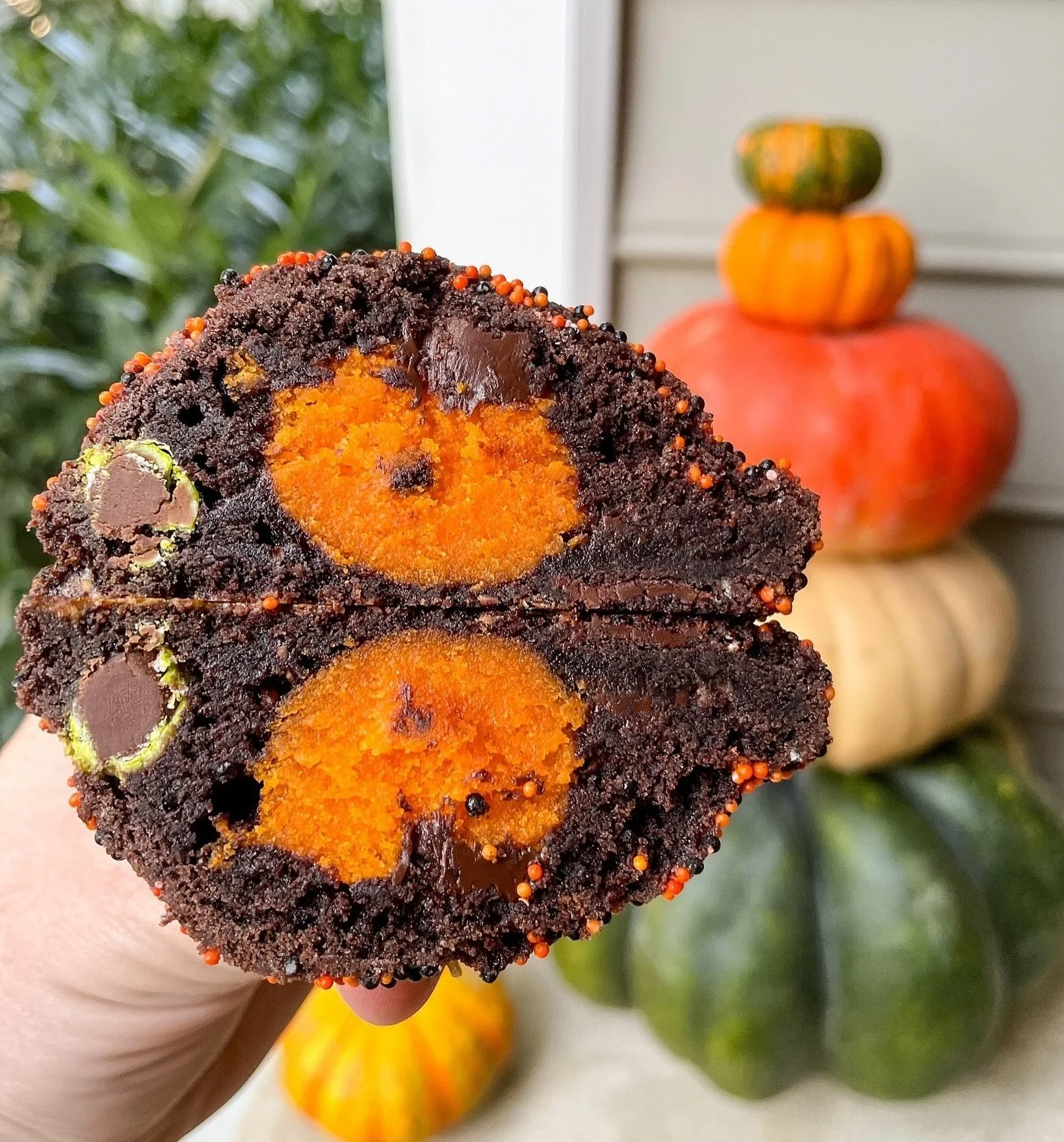 🎵🎃Come little children, I&rsquo;ll take thee away &hellip;🎃🎵

Look what&rsquo;s back!!!! We&rsquo;ve been waiting ALL YEAR for this one and are so excited for it! Our Hocus Pocus cookie is almost here and we&rsquo;re just about ready for October!