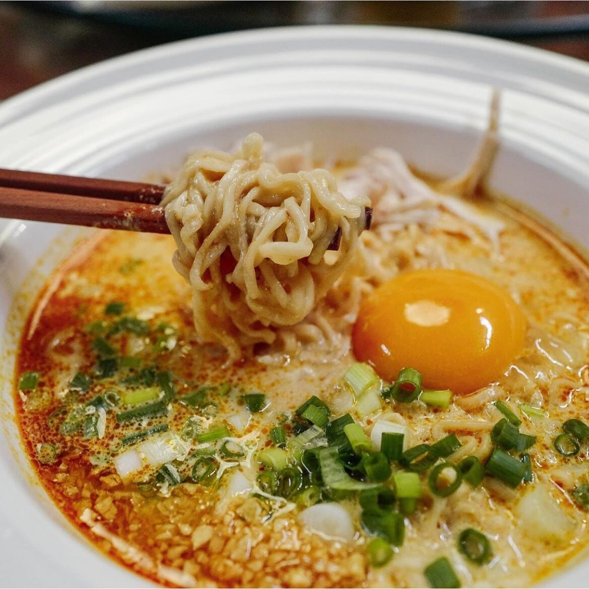 When I say send noods, I literally mean send noodles 🍜 Mama Tomyum with shredded chicken breast by @khunnia