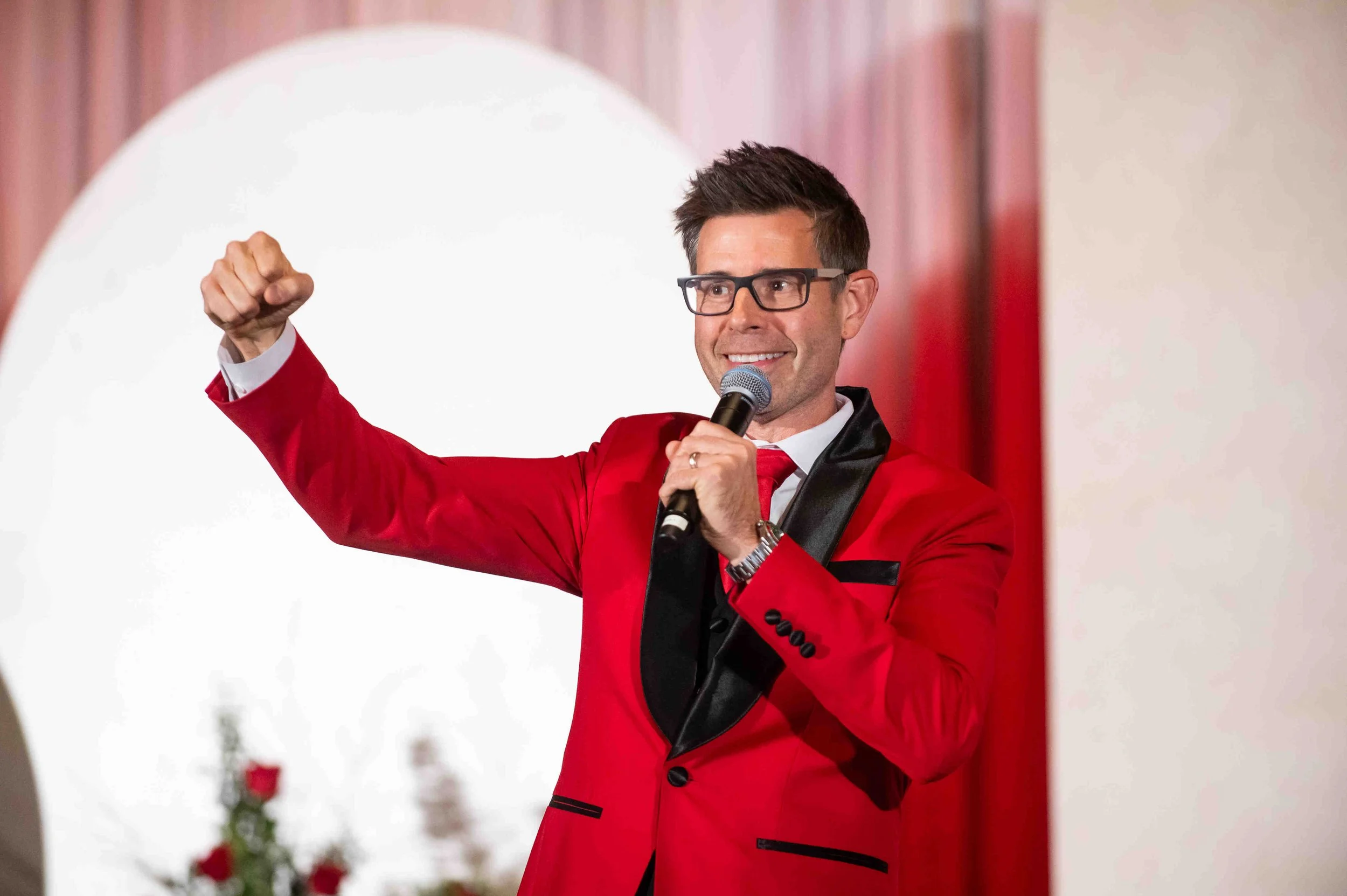 Auctioneer Tom Riles.JPG