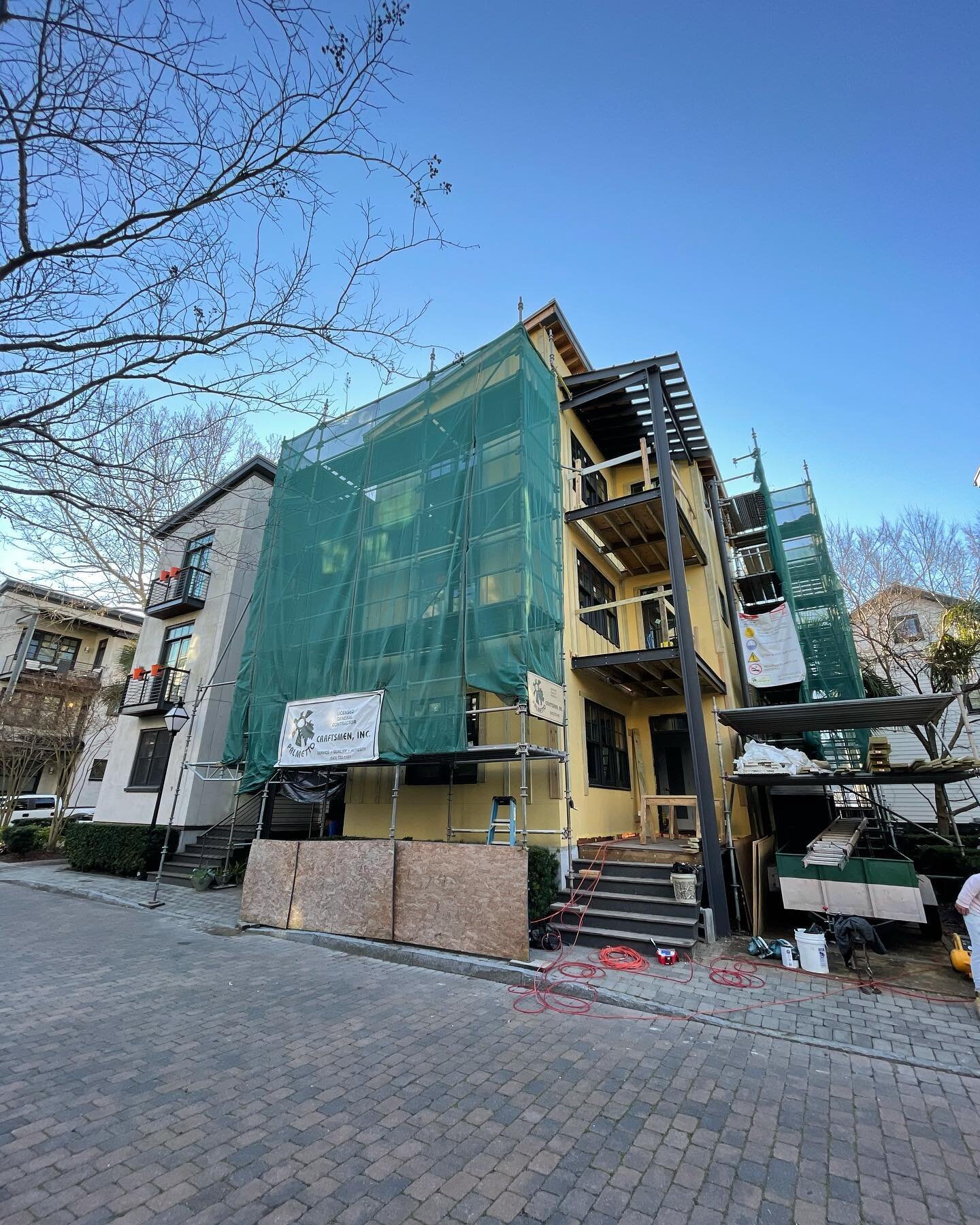 Scaffolding up ✅ Siding delivered ✅ 

Excited to start our latest James Hardie siding project for Palmetto Craftsmen in downtown Charleston!

#sidingcontractor #newconstruction #remodelingcontractors #downtowncharleston #charleston #jameshardie #prem