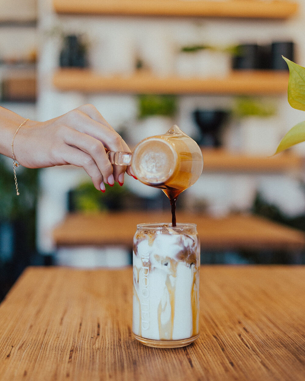 Start your week with the perfect pour ✨ ​​​​​​​​
​​​​​​​​
Happy Monday! ​​​​​​​​
​​​​​​​​
#localcoffeeshop #coffeeconnectspeople #coffeeconnoisseurs #midwestcoffee #midwestcoffeeshop #coffeelovers #coffeeloversclub #plantsandcoffee #iowacoffeeshop #i