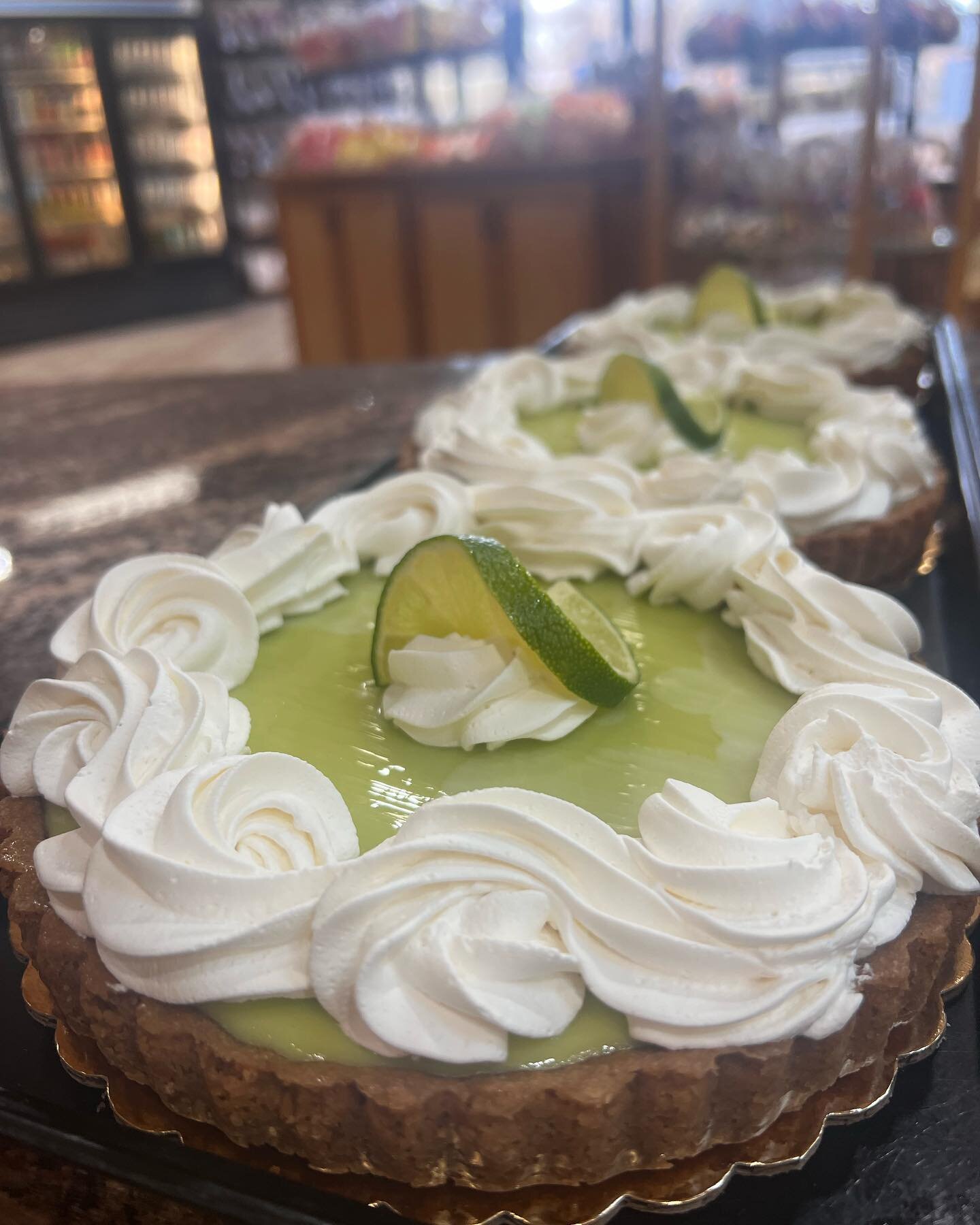 When life hands you limes, you make key lime tarts! 🤤💚
-
-
#keylime #lime #bakery #longisland #keylimetart