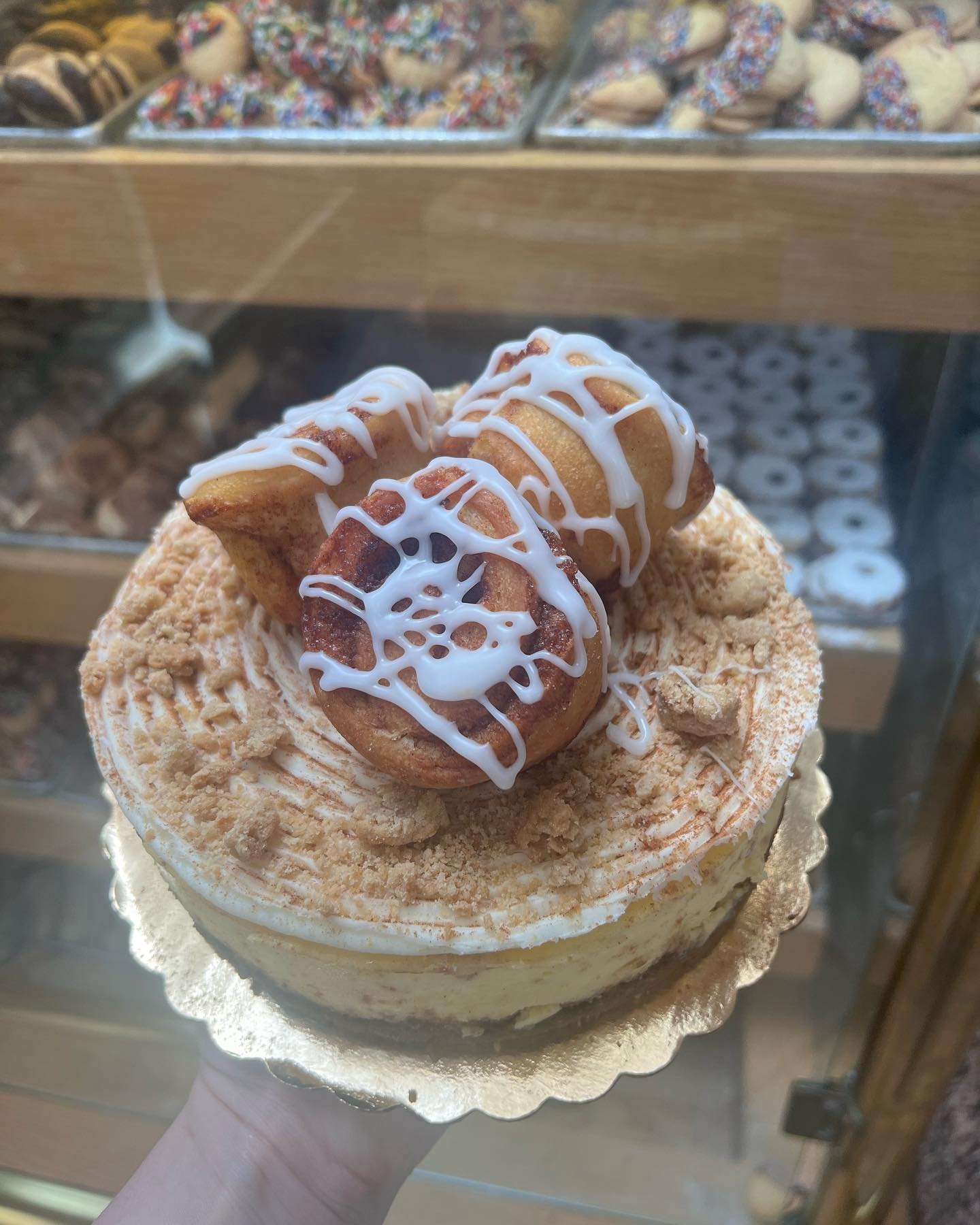 ‼️NEW CHEESECAKE ALERT‼️Cinnabon Cheesecake!😍Cinnamon swirled cheesecake, topped with cream cheese icing, cinnamon streusel crumbs, and Cinnabons ❤️🤤
-
-
#cinnabon #cheesecake #bakery #longisland #cinnaboncheesecake