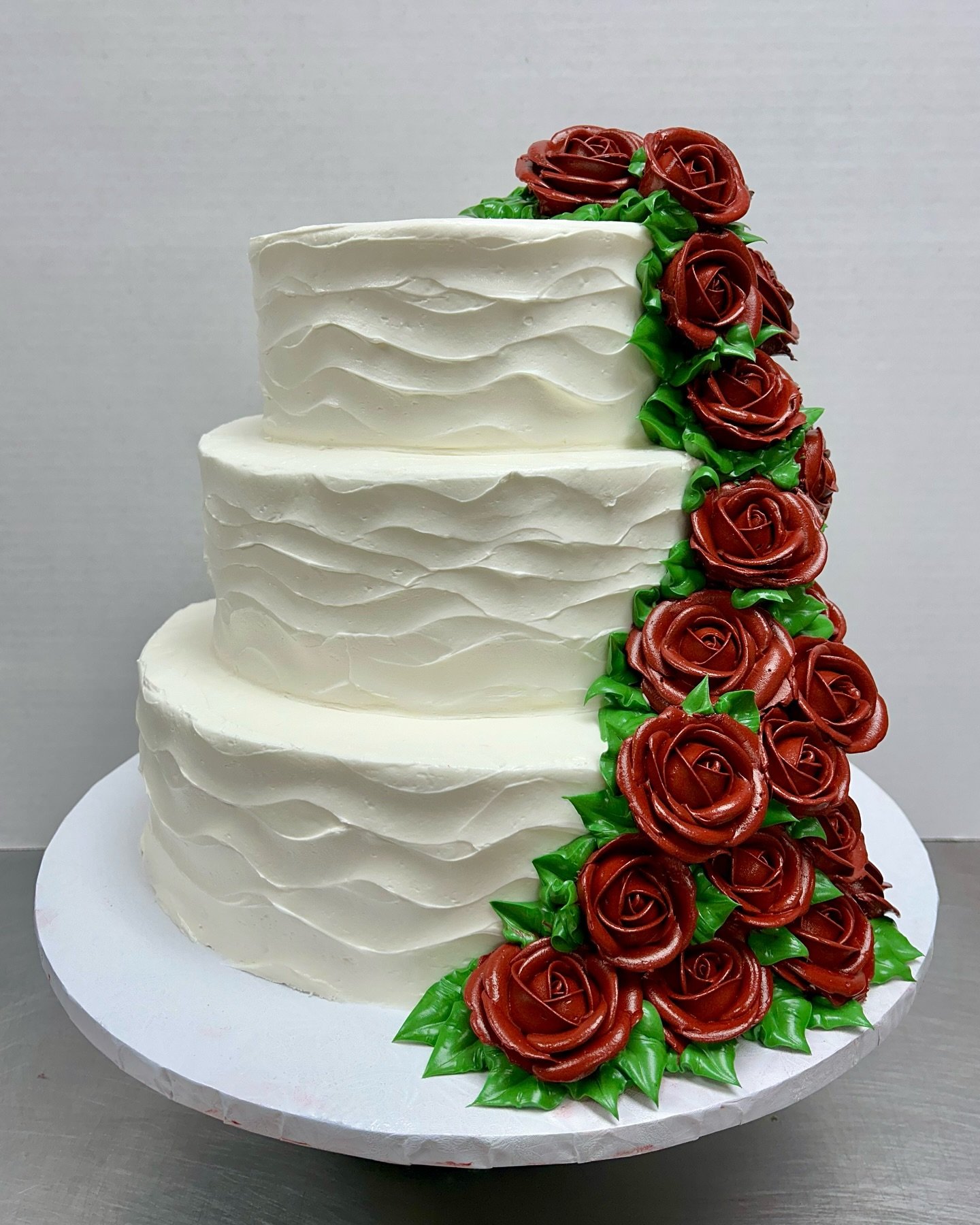 Wedding cake with cascading roses, so beautiful 😍 

#weddingcake #tieredcake #bakery #nybakery