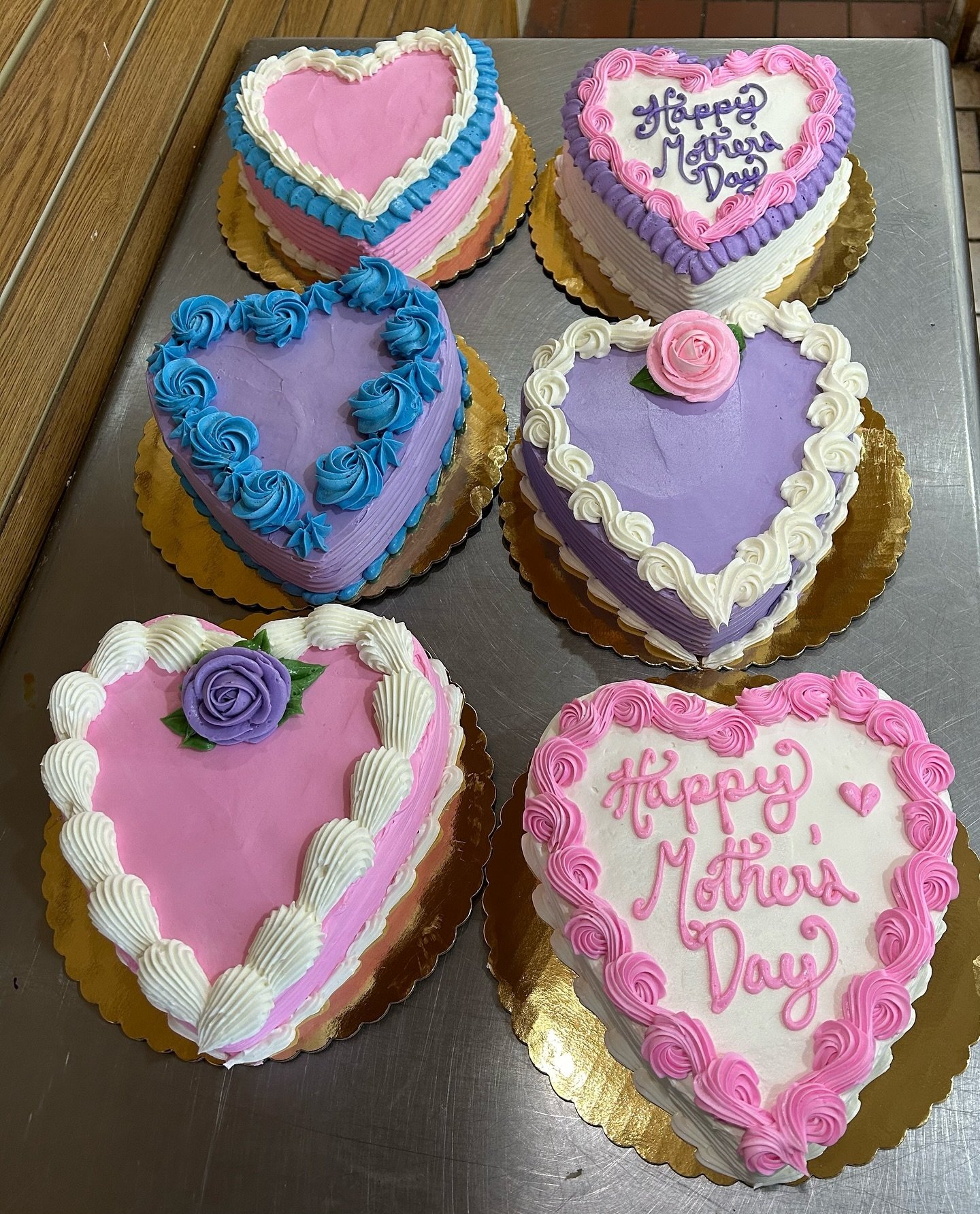 Celebrate mom with a heart cake! Many cakes to chose from that mom will love in store 💜💕🌹