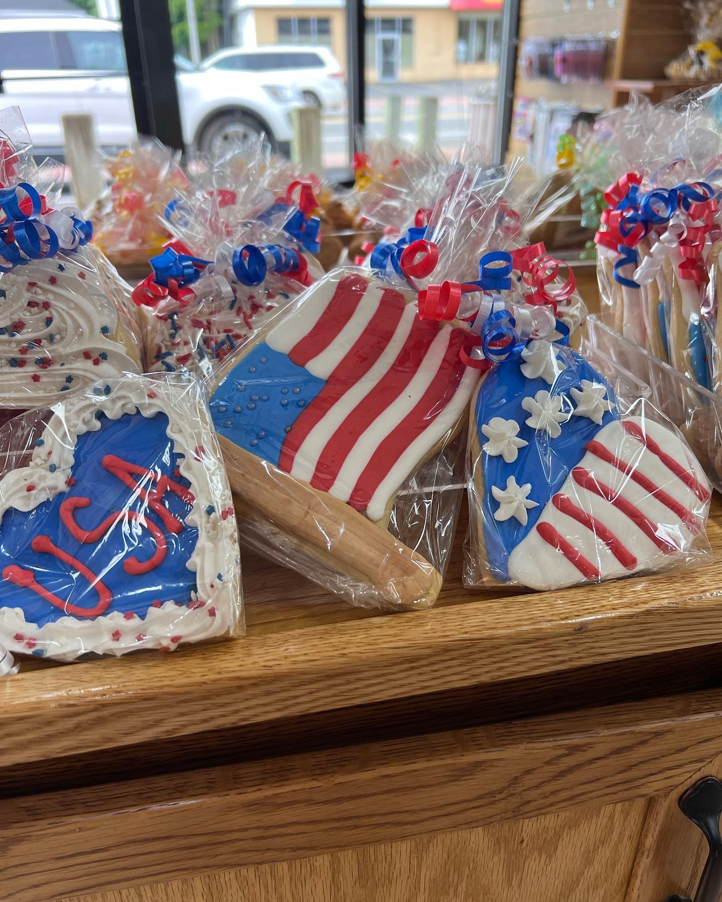 It&rsquo;s Memorial Day weekend!❤️💙Celebrate the start to summer with a treat from Tilda&rsquo;s! 🇺🇸 🍪
-
-
#usa #bakery #longisland #memorialday #cookies #flagcookies #redwhiteandblue