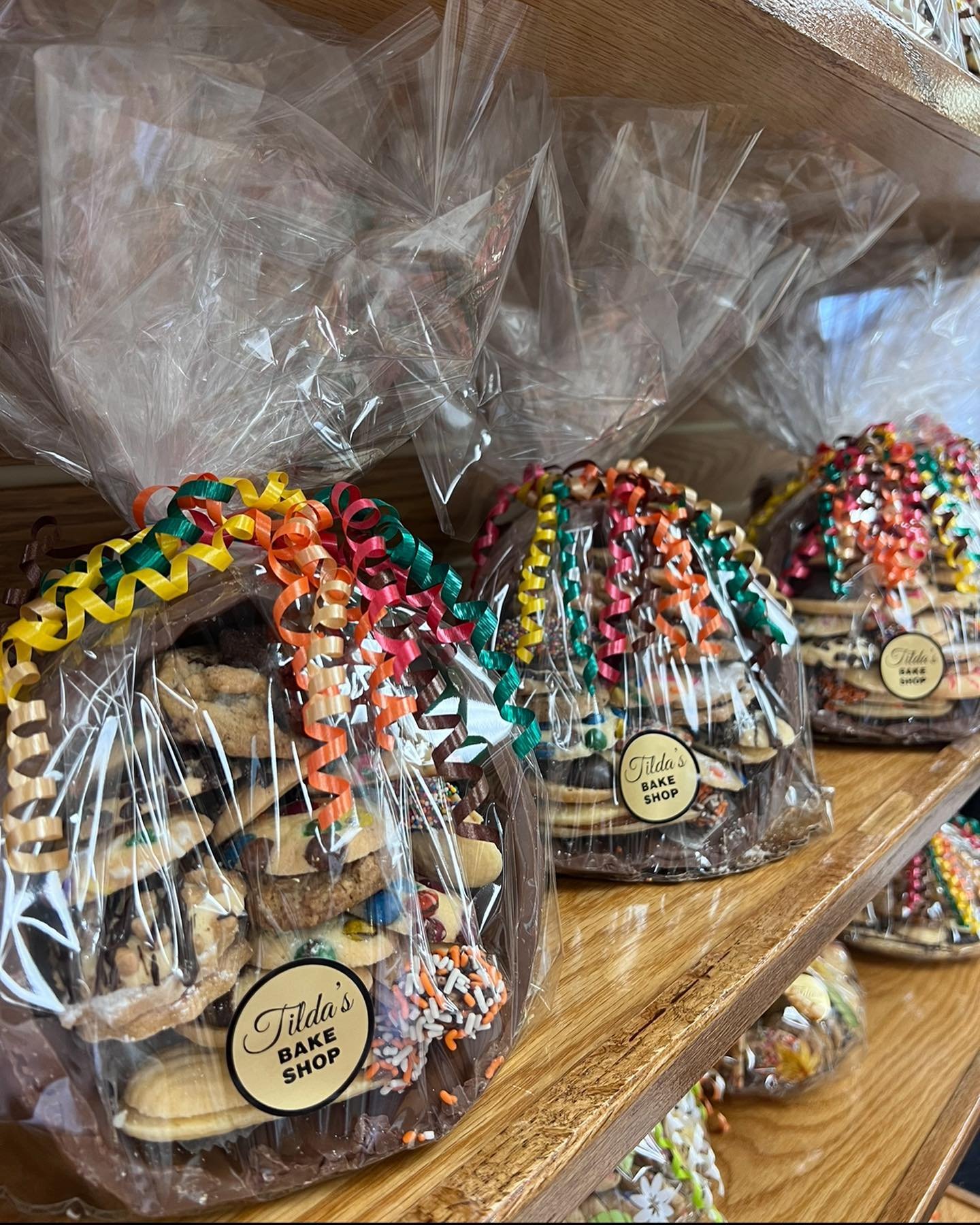 Chocolate cornucopias, filled with freshly baked butter cookies! 🦃 🍪 
-
-
#cornucopia #chocolatecornucopia #bakery #thanksgiving #happythanksgivng #longisland