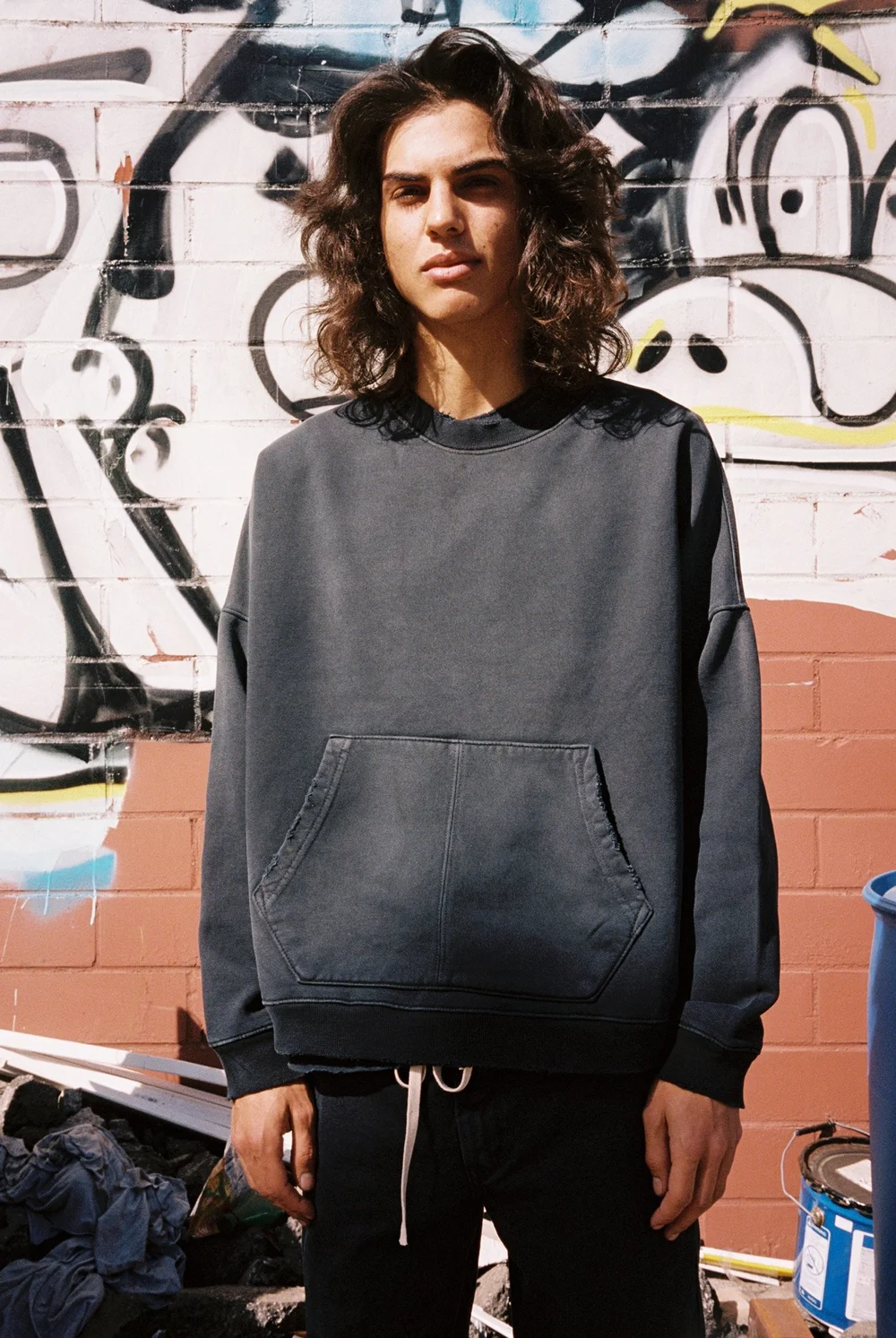 OVERSIZED KANGAROO POCKET CREW AGED BLACK — MOOJIMOOJI