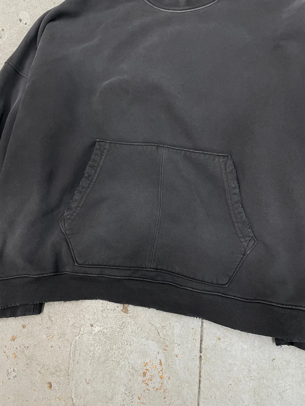 トップス MoojiMooji oversized kangaroo pocket OVERSIZED KANGAROO POCKET CREW AGED BLACK — MOOJIMOOJI