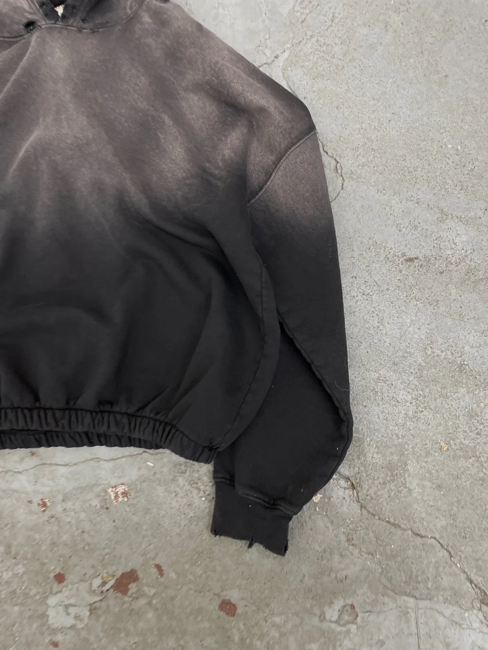 OVERSIZED ELASTIC CROPPED HOODIE / AGED BLACK — MOOJIMOOJI