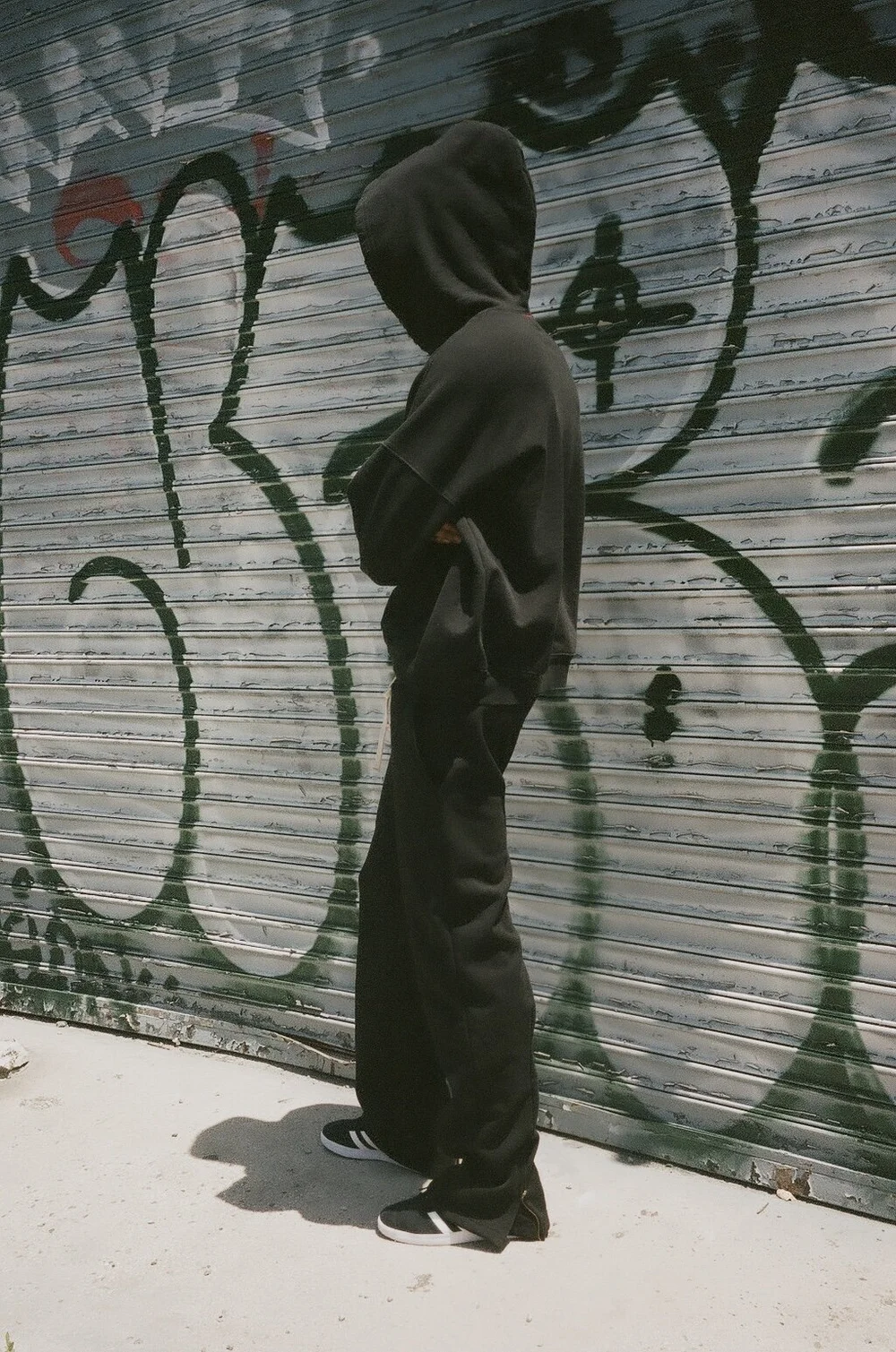 OVERSIZED CROP HOODIE ORGANIC BLACK — MOOJIMOOJI