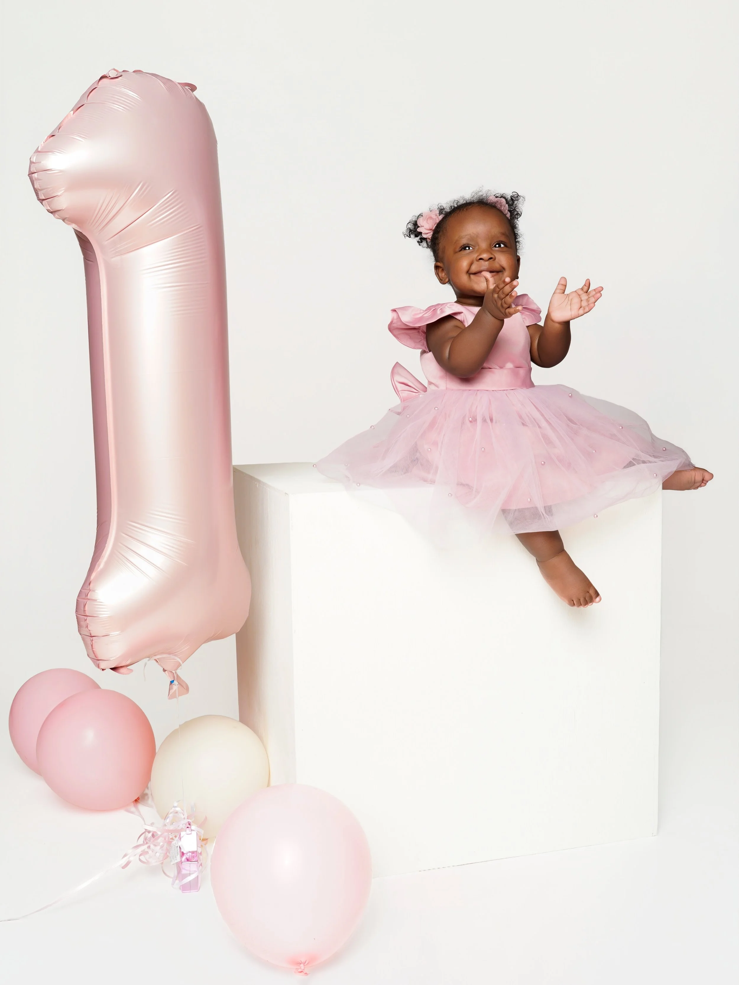 What a doll 😍🧁 happy 1st birthday!! #birthday #firstbirthday #sosweet #perfect #adorable