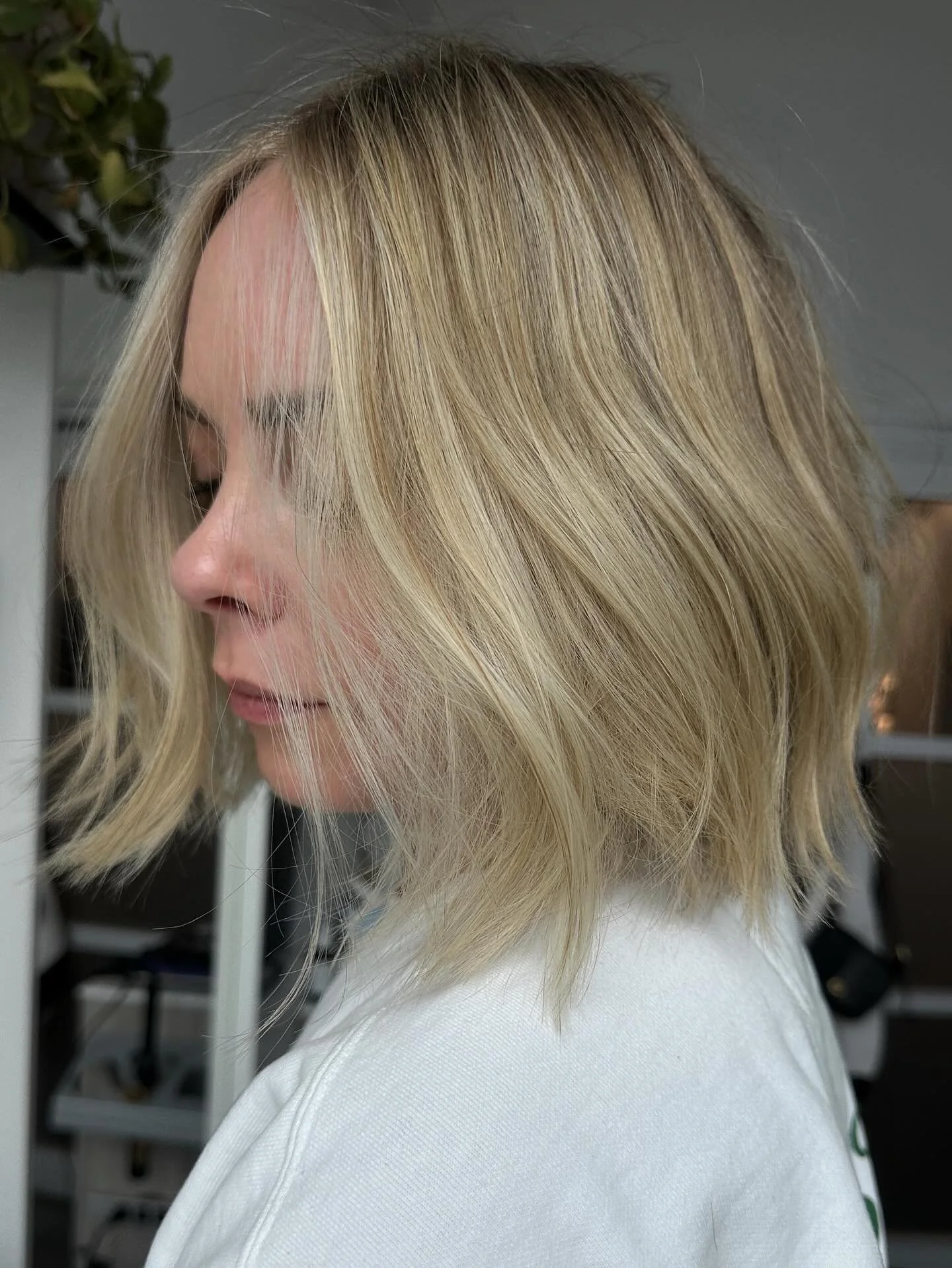 Rae loves high impact blonde but also likes a soft grow out.
There is a way people!!
Impact of blonding does have something to do with your natural base color but it also has to do with how we place the foils on the head. Diagonally forward, backwa