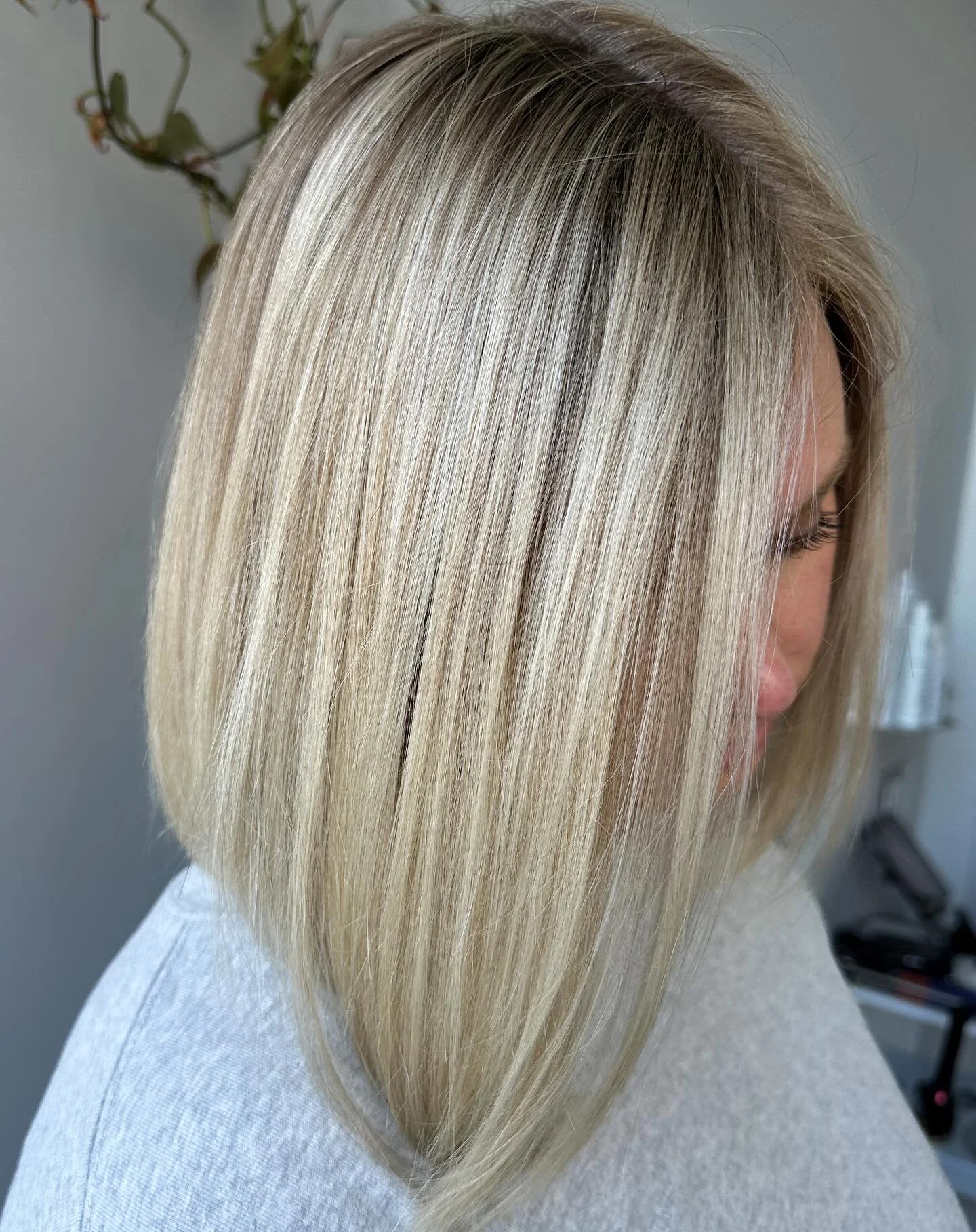 Blondes bobs and blends baby 

We do slices and tone with @schwarzkopfusa 9,5-1 with a splash of 9,5-98 😎 
Her upkeep is around 12 weeks, and that&rsquo;s primarily because she can&rsquo;t stand when her hair gets too long 😂