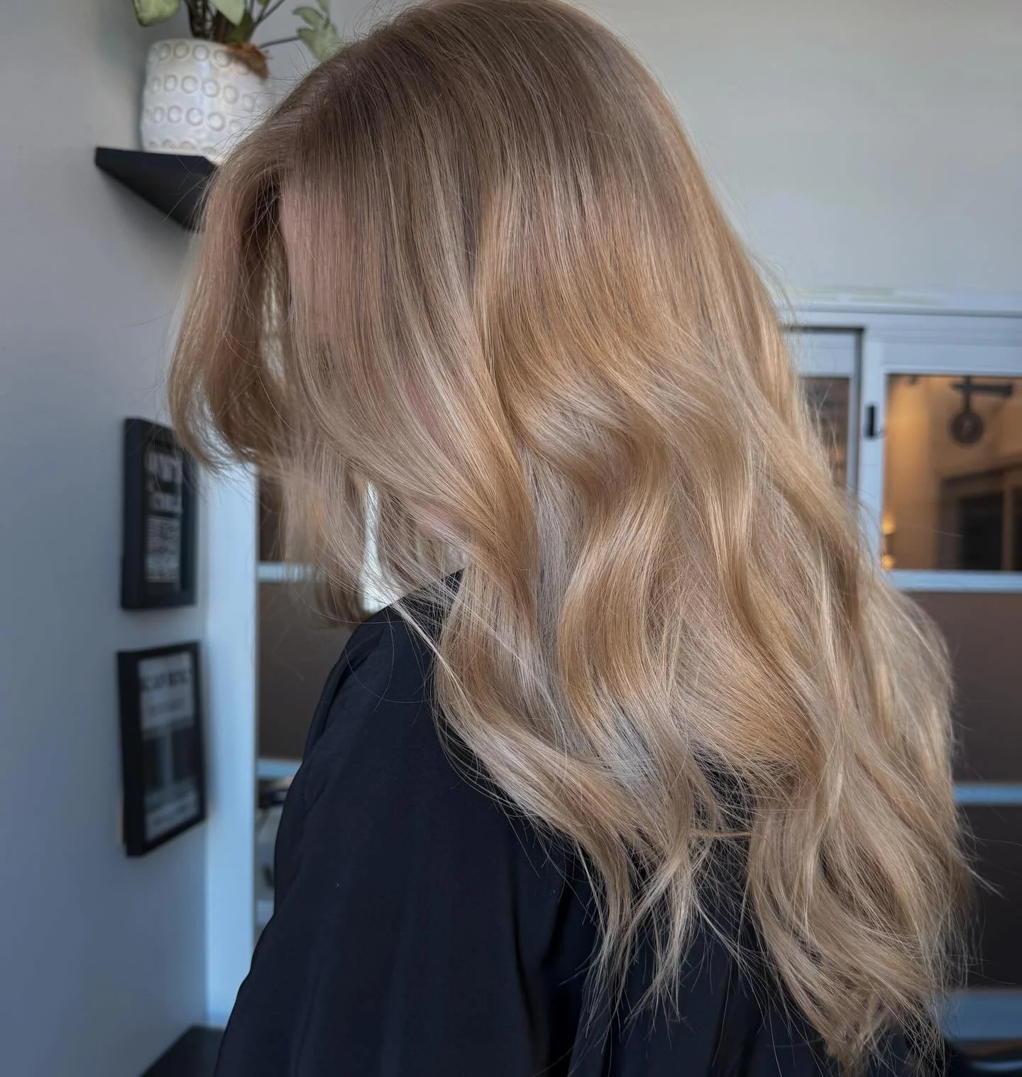 This was a color melt with soft lowlights added to break up her blonde and tone it down. Her goal is highlighting every six months and allowing her natural to be part of her color. 🫶🏼