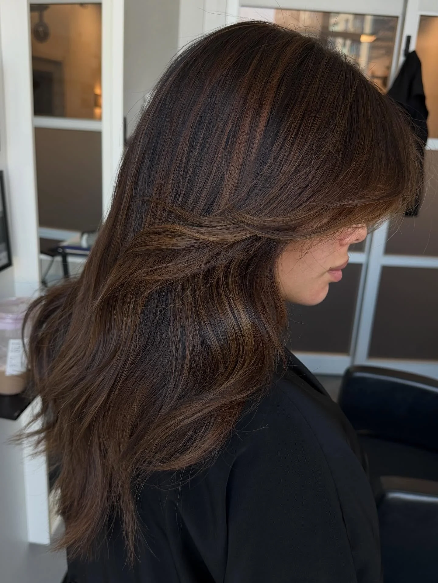 Base breaks and warm tones for spring. An iconic duo

Ps. A base break is a fantastic option if you have very dark hair and want to feel lighter over all without going blonde 🫶🏼